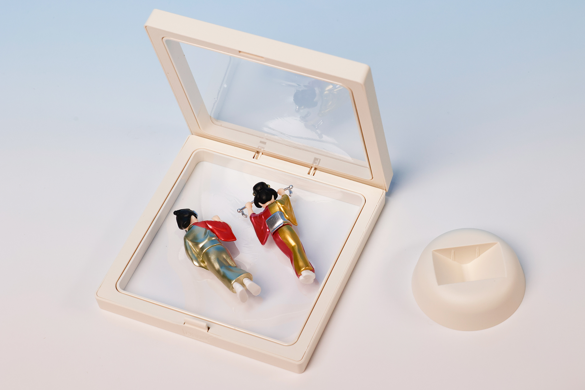 本体部分は、このように中央から開けられるようになっている