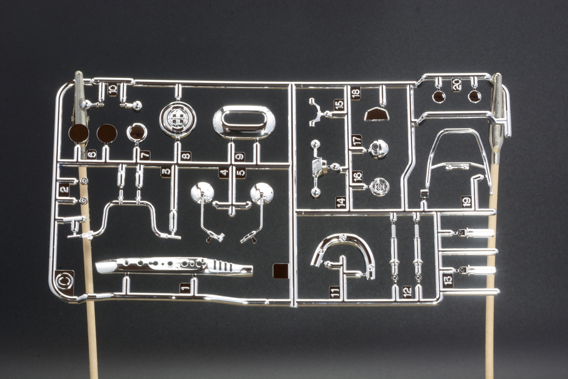 こちらは鮮やかにメッキされたCパーツ