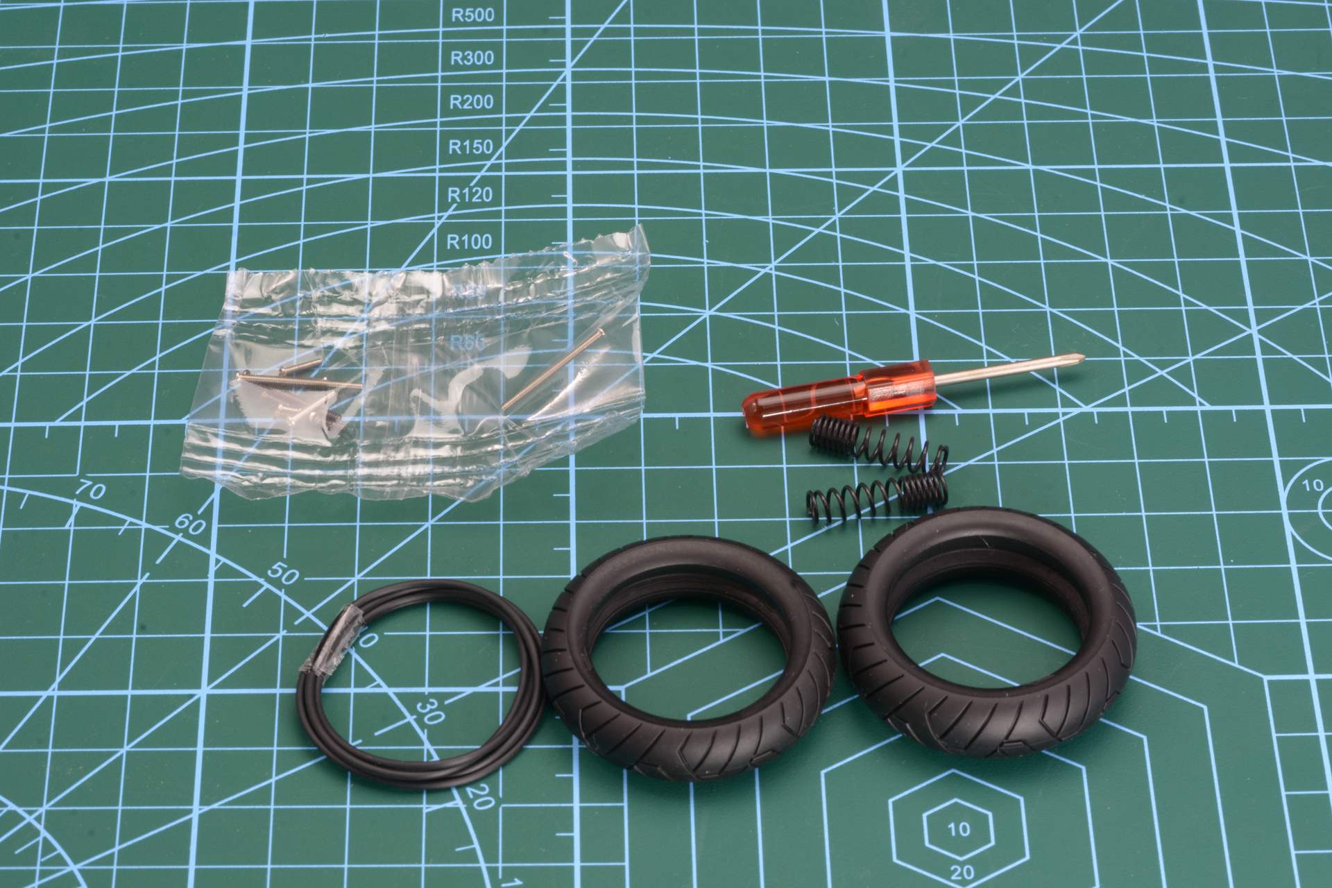 各種ネジや、樹脂製のタイヤなど様々なマテリアルが使われている。組みたて用のドライバーも同梱