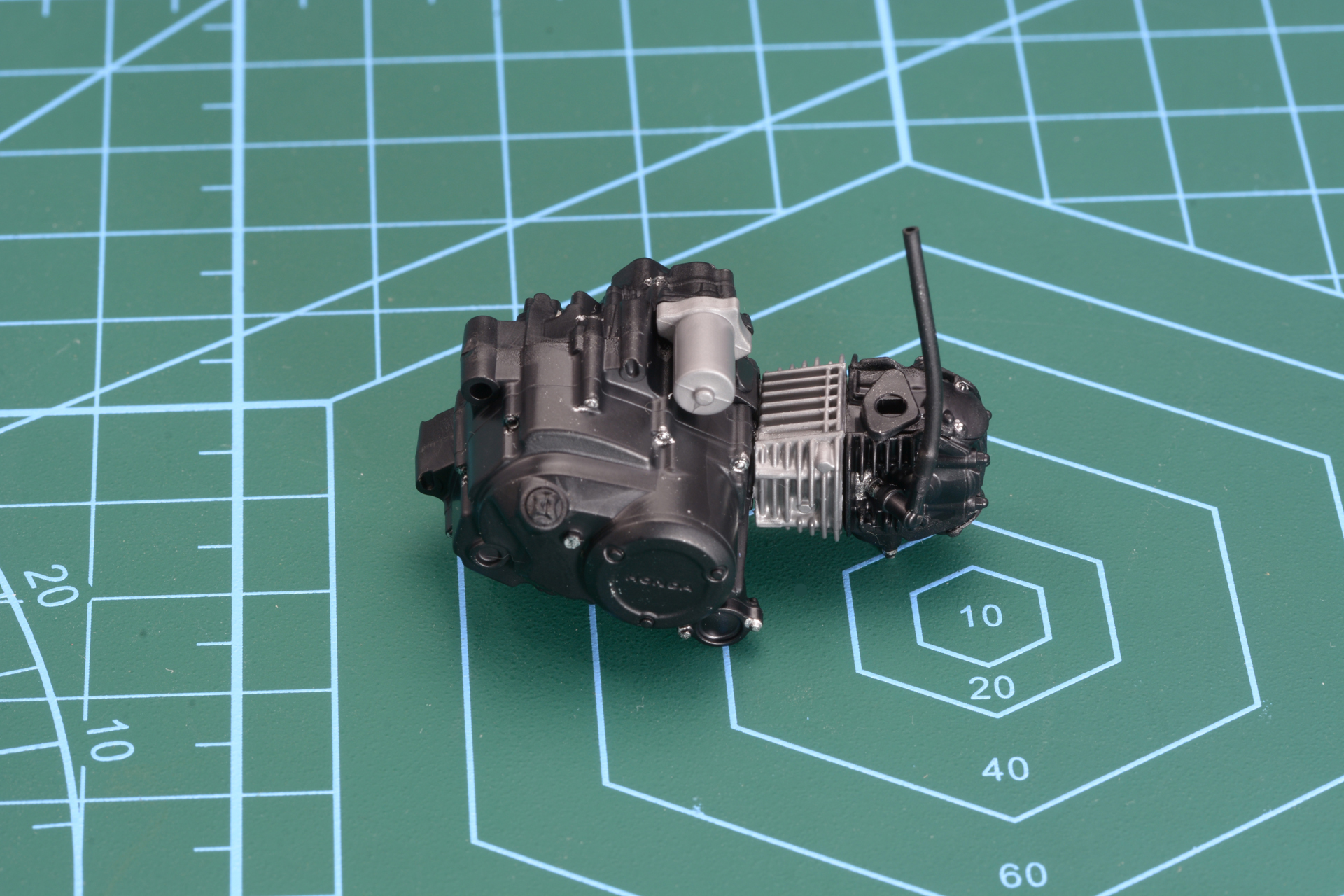 エンジン。銀と黒のパーツで色分けされているが、ネジ部分をシルバーで塗装することで質感が高まる