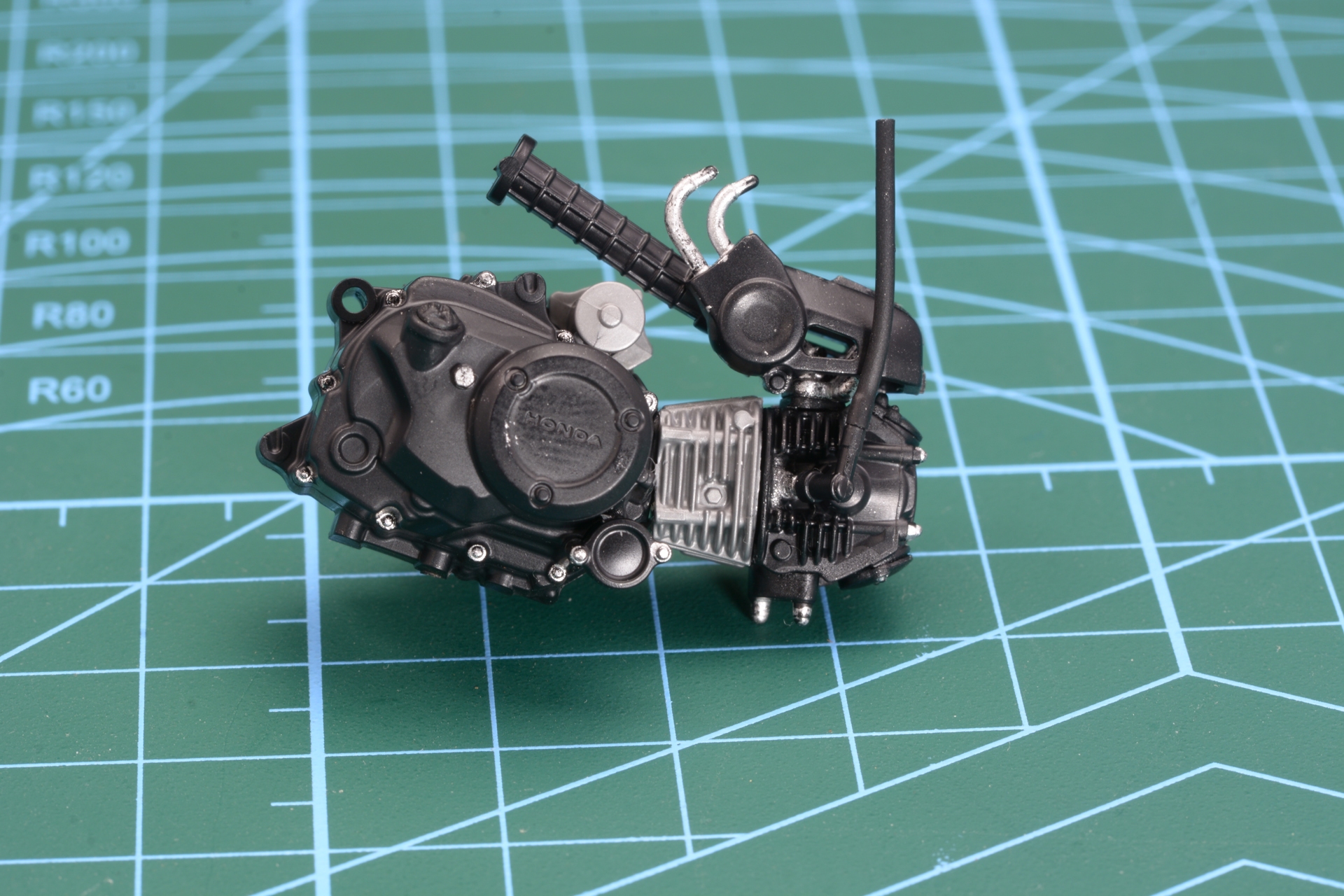 エンジンの上にスロットルボディを取り付ける