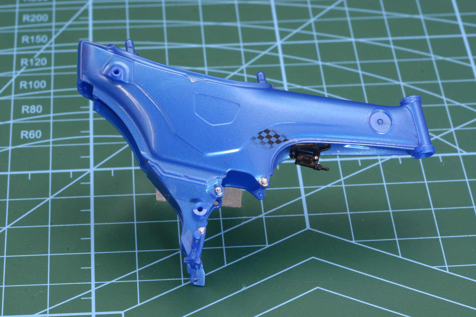 鮮やかなメタリックブルーを成型色で表現したフレーム