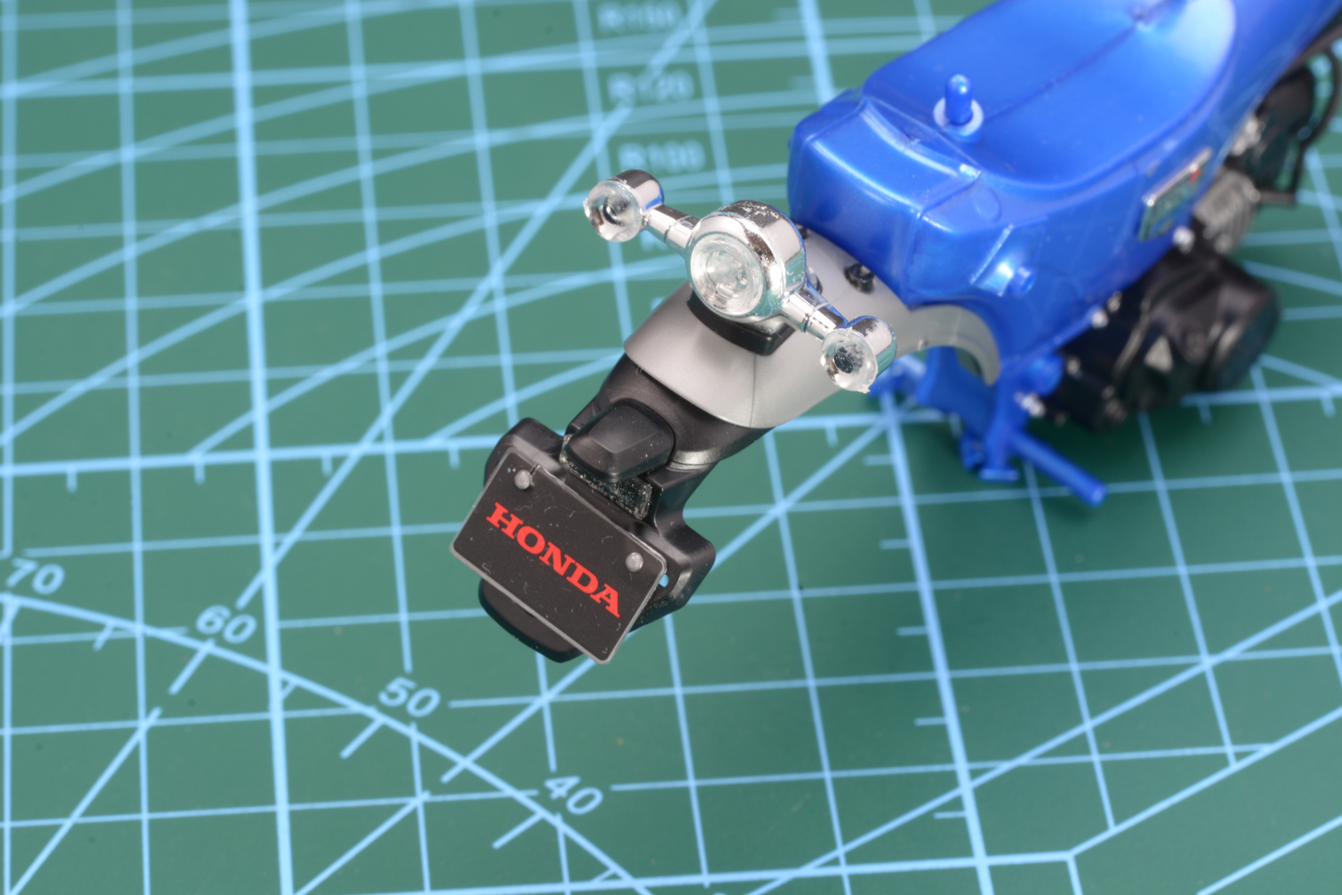 リヤフェンダー。ライトのデザインが特徴的だ