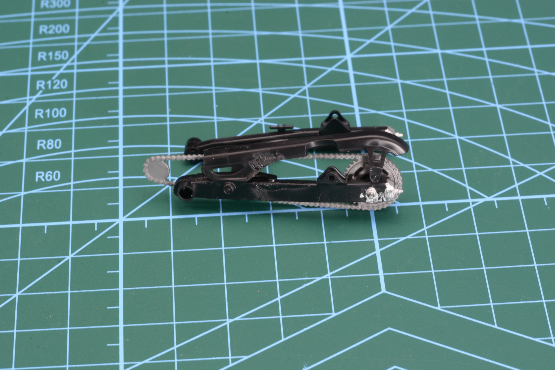 スイングアームの中にチェーンのパーツを入れる