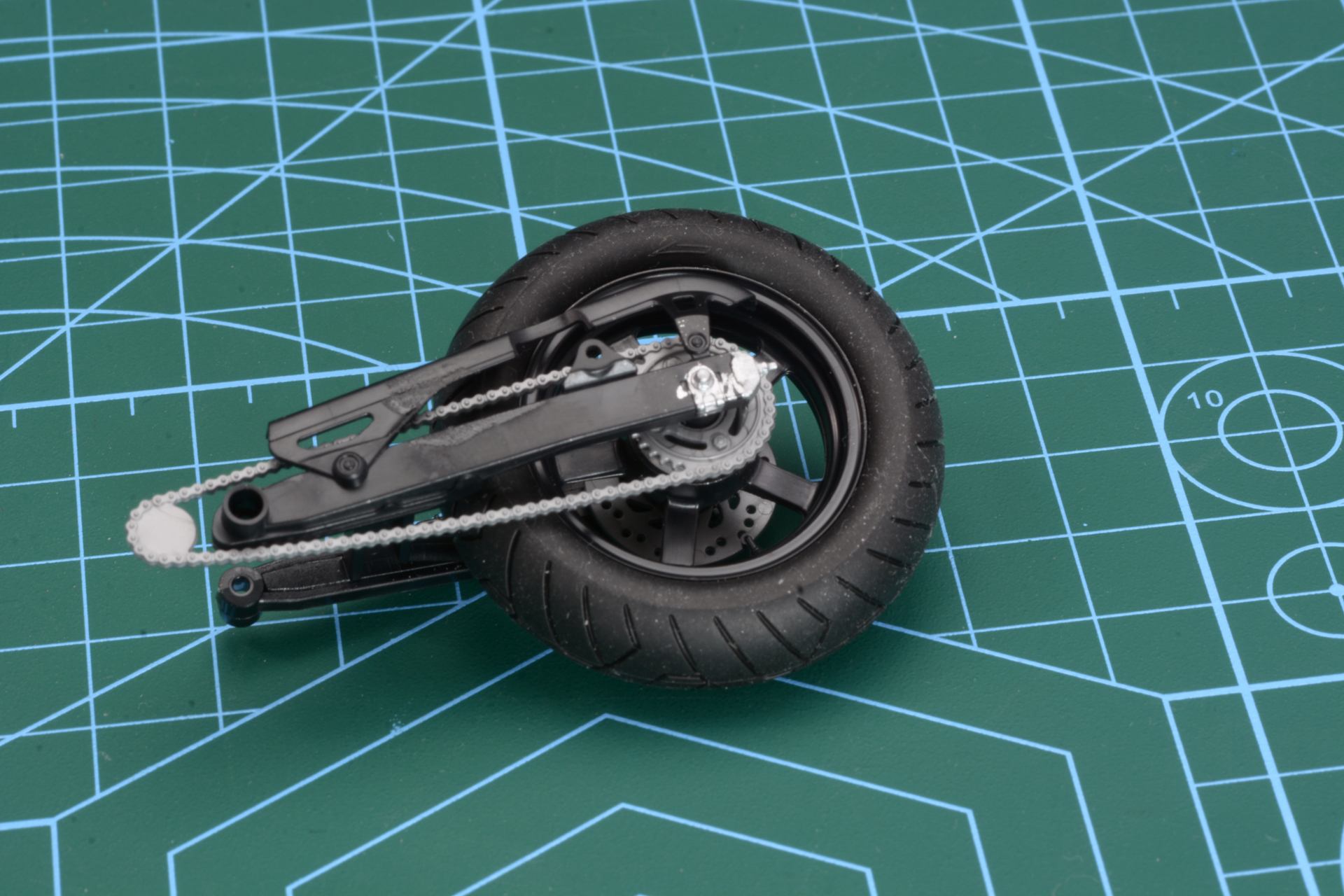 タイヤをネジで取り付ける