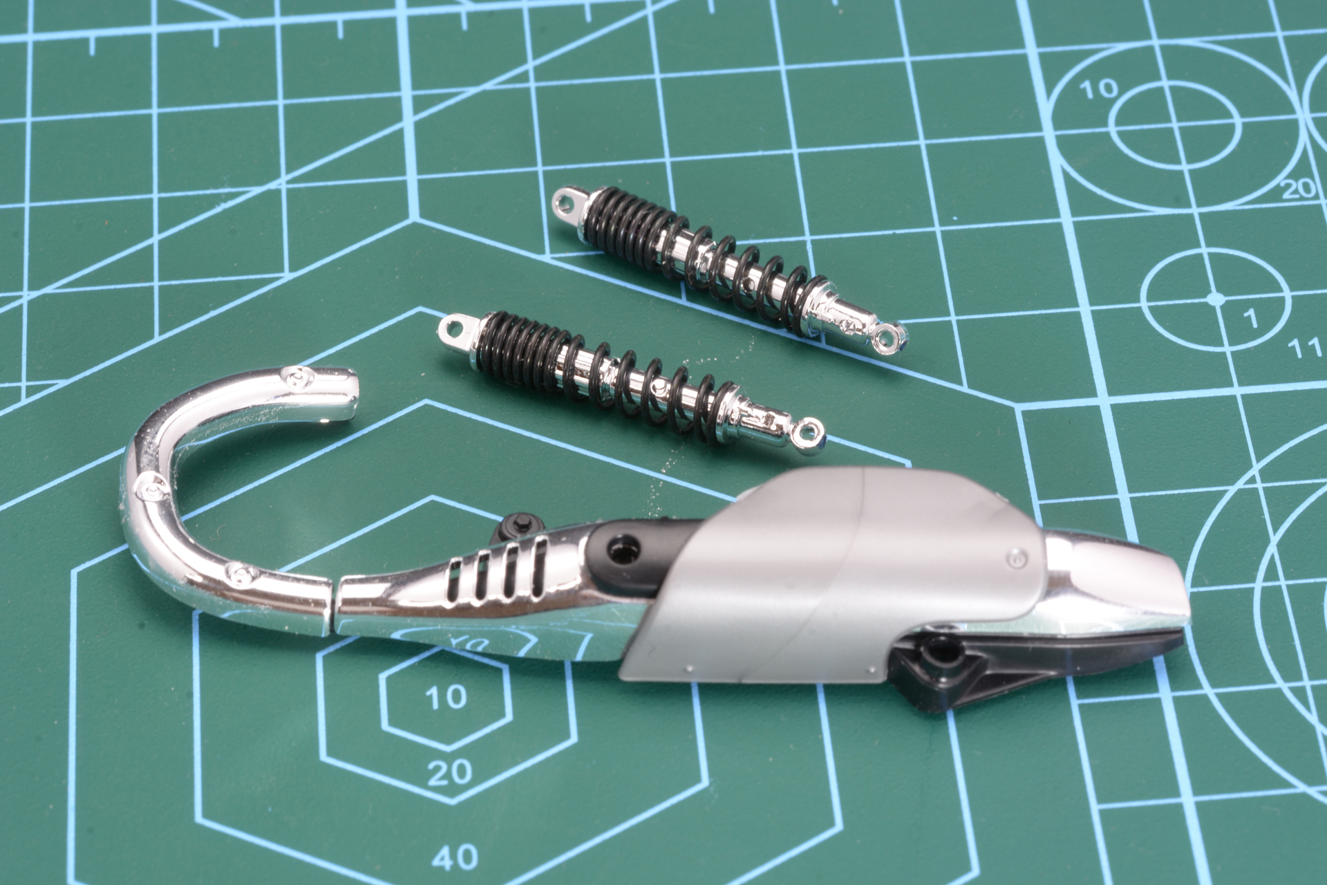 メッキパーツが美しいダンパーとマフラー