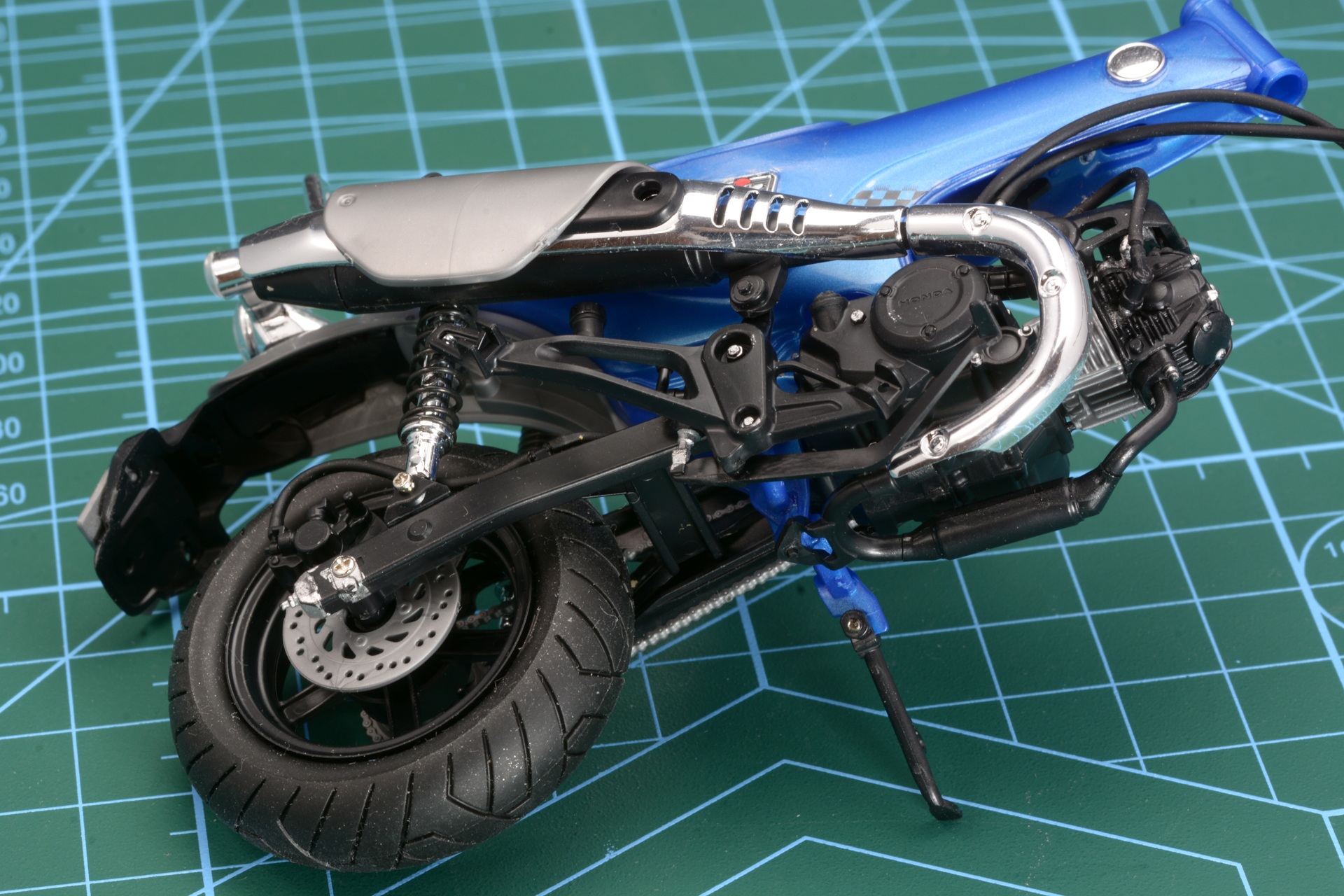 エンジンからエキゾーストパイプを延ばしマフラーと接続、ダンパーを取り付けるとグッとバイクらしい姿に