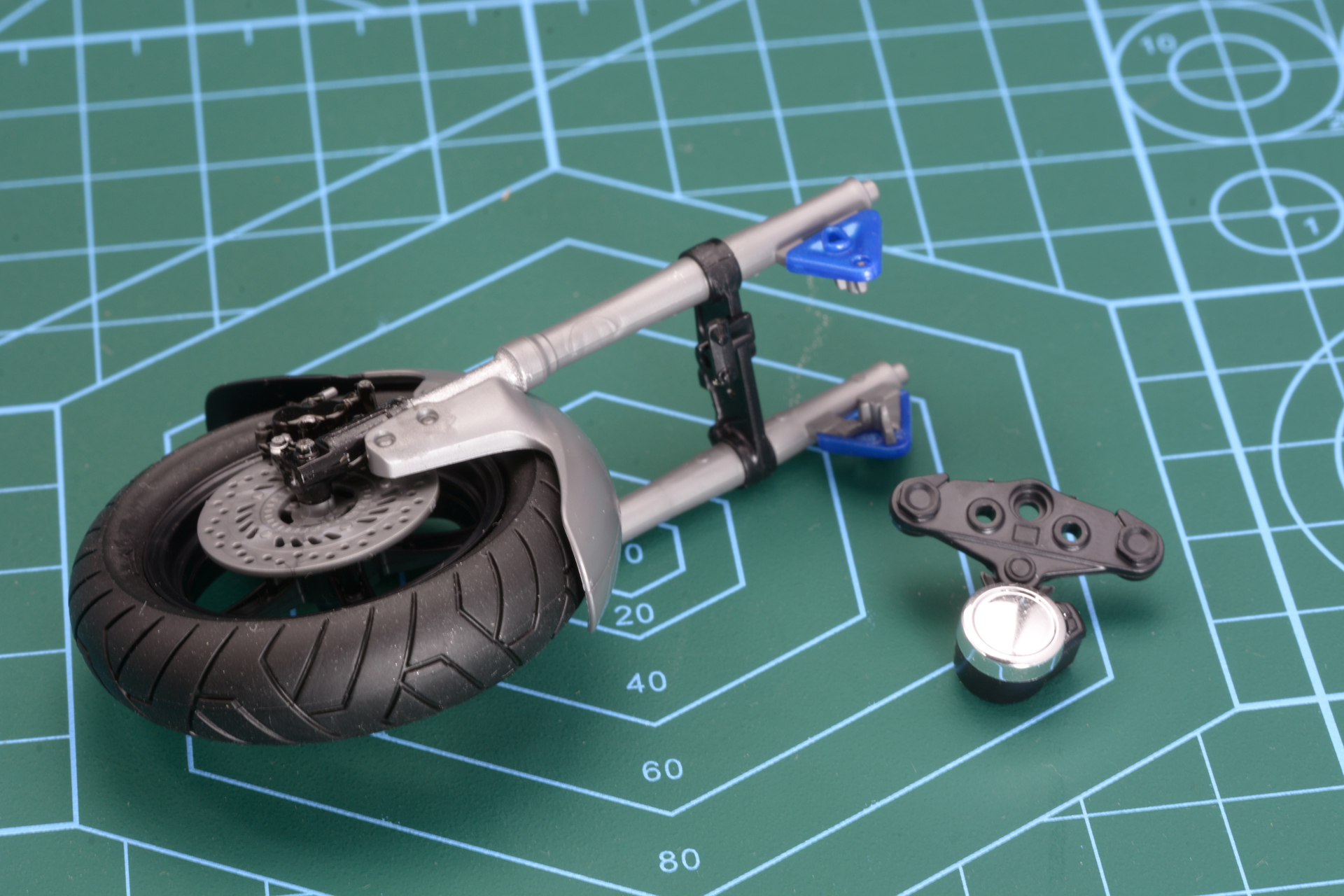 前輪部分を組み上げていく