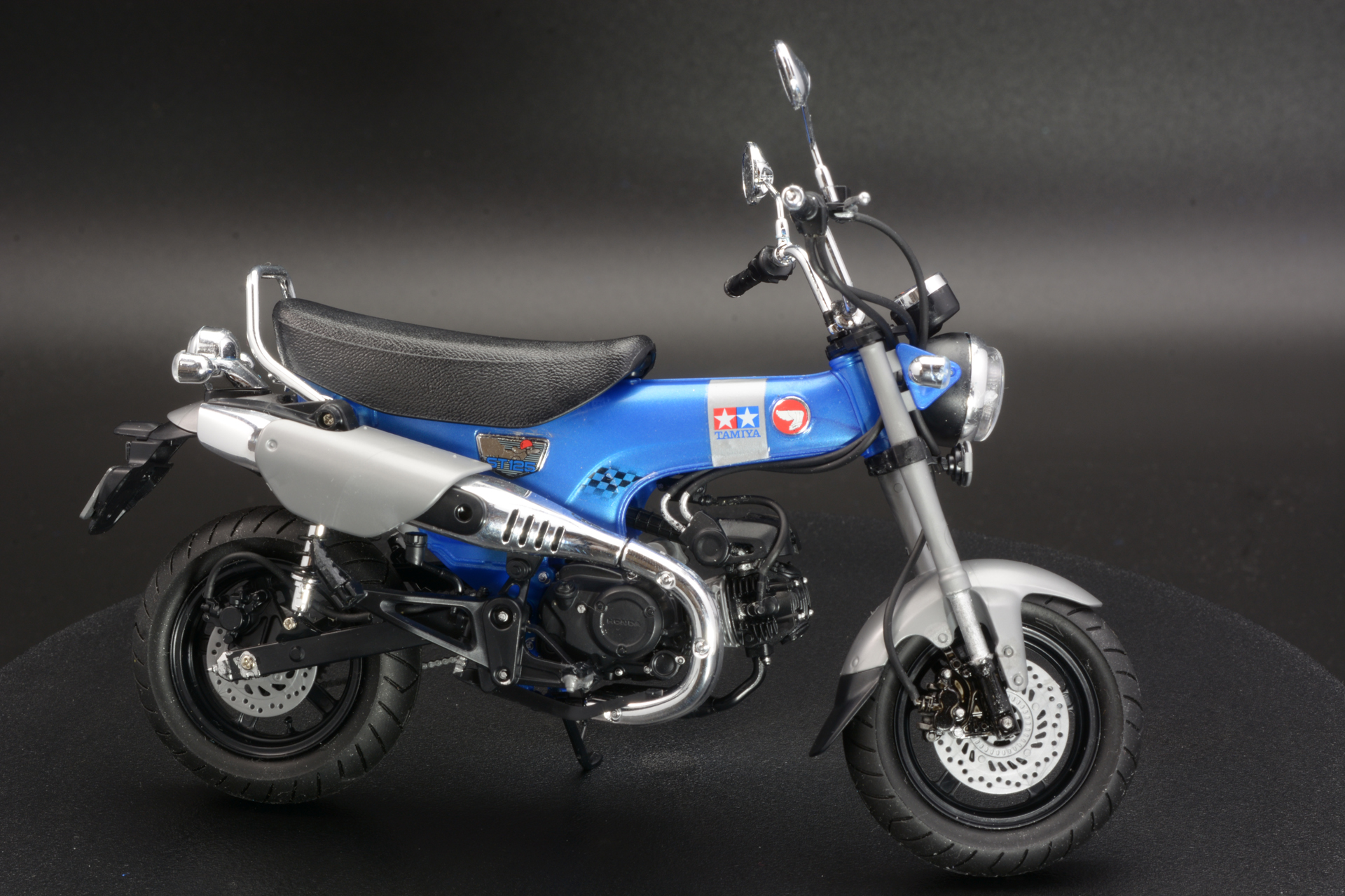 全身をぐるりと。コンパクトでカッコイイバイクだ