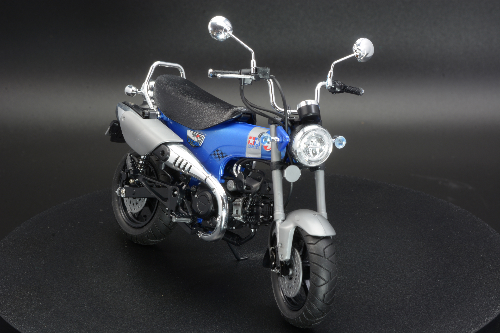 全身をぐるりと。コンパクトでカッコイイバイクだ