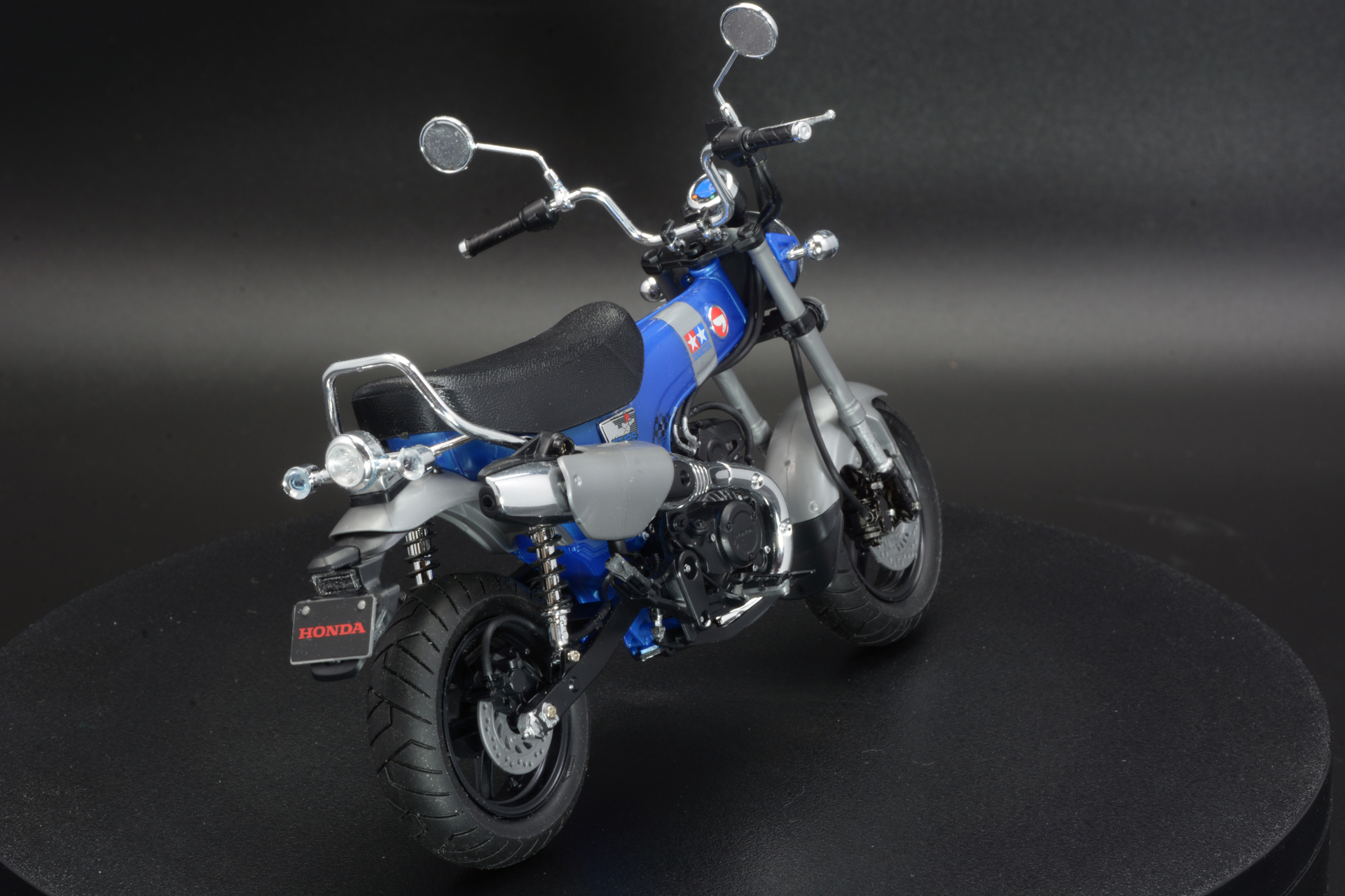 全身をぐるりと。コンパクトでカッコイイバイクだ