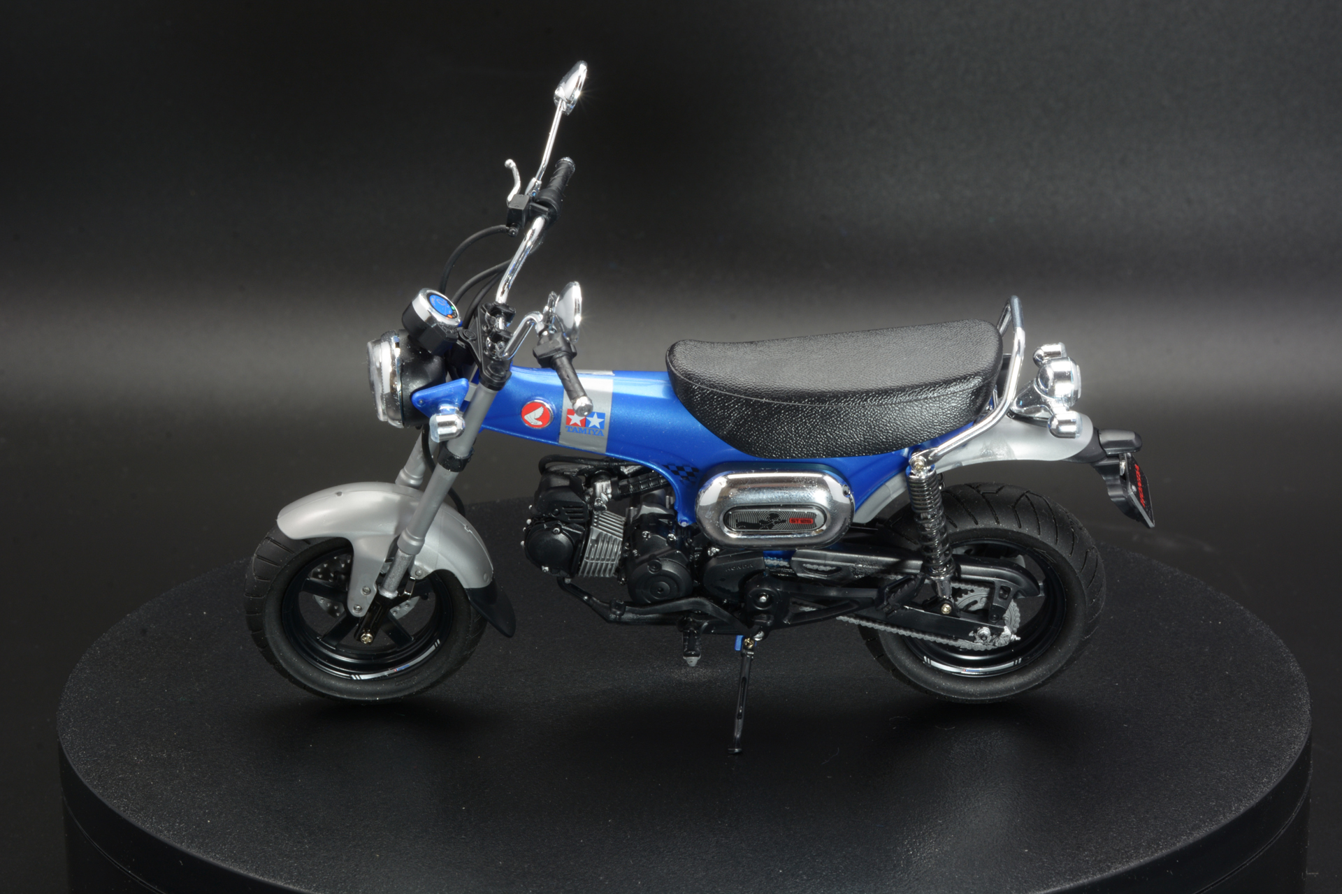 全身をぐるりと。コンパクトでカッコイイバイクだ