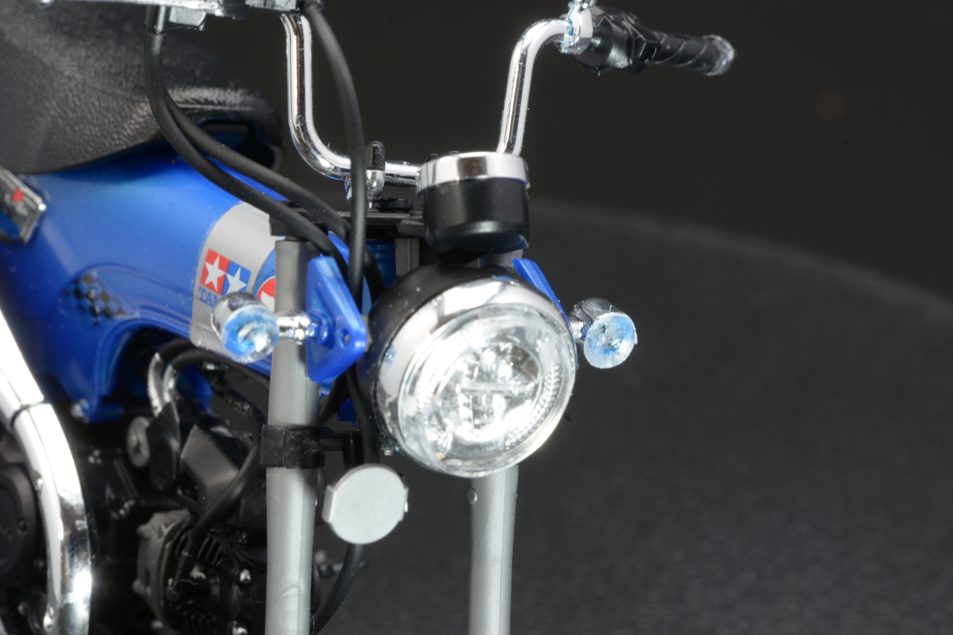 丸いヘッドライト。銀のメッキパーツが美しい