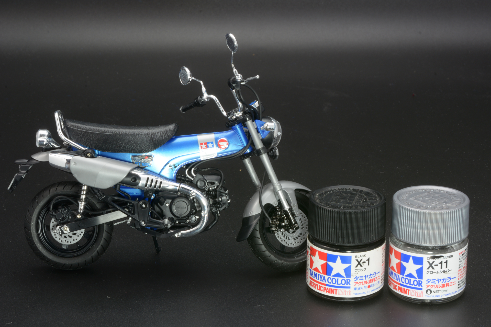 今回はブラックとクロームシルバーの2色を部分塗装で使用している