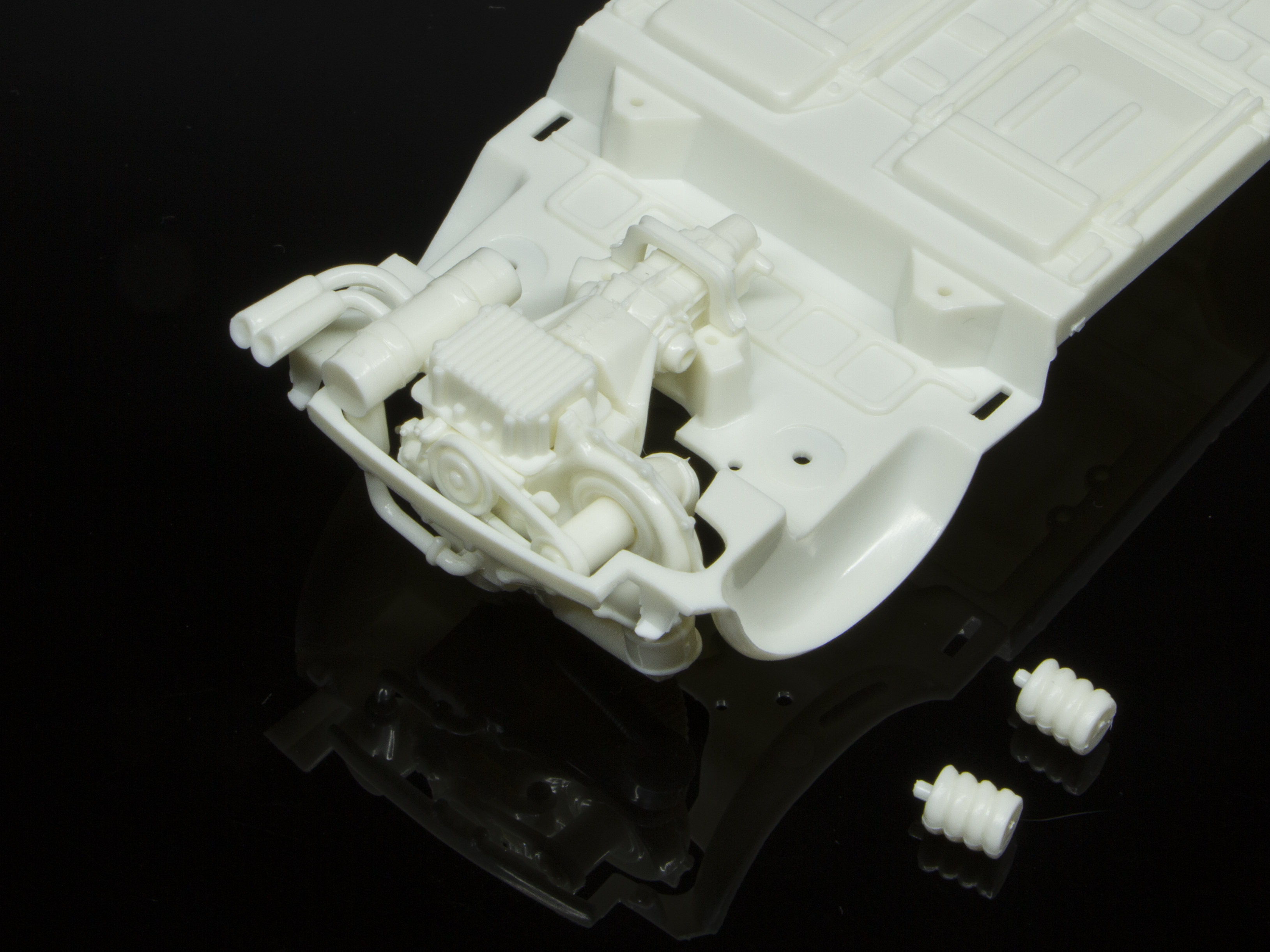 エンジンを車台に固定する