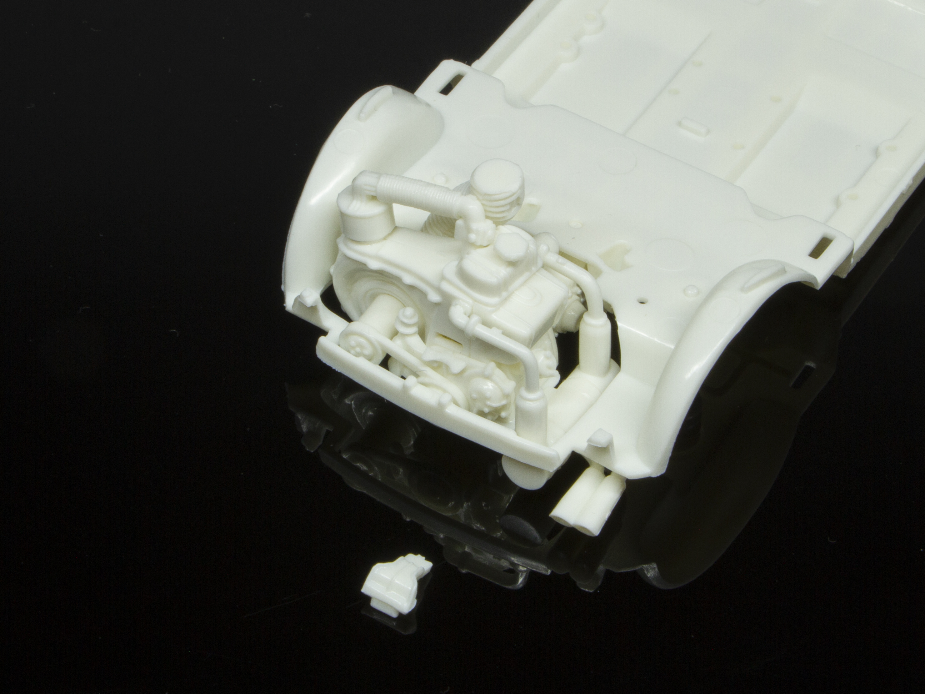 エンジンを車台に固定する