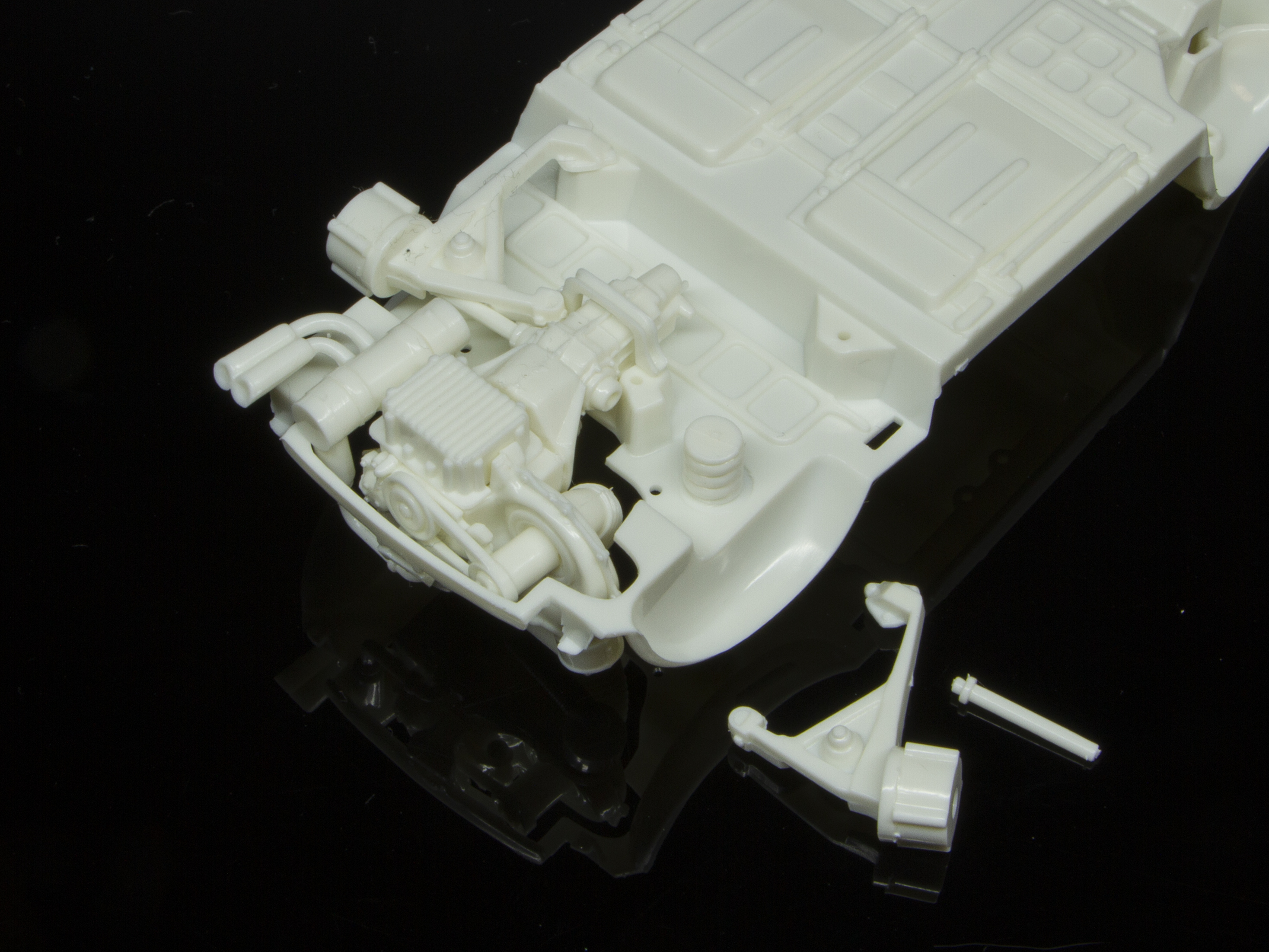 ステアリングの組み立て。完成後、実際に左右にステアリングを曲げられる