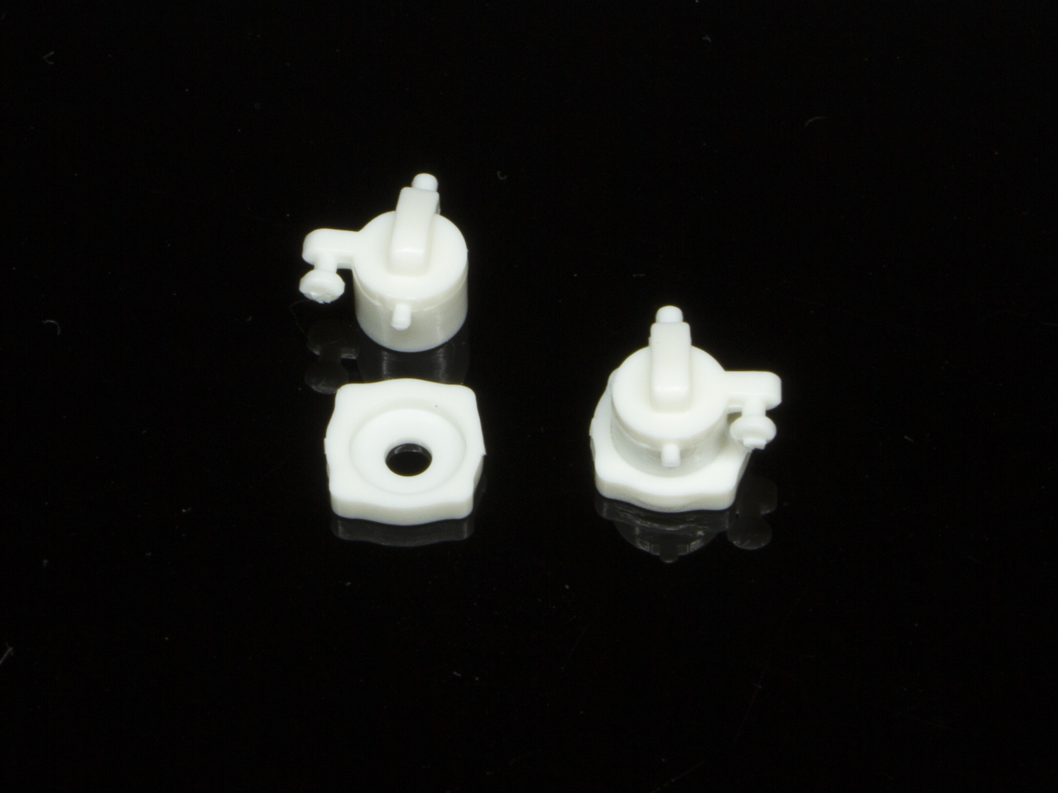 ステアリングの組み立て。完成後、実際に左右にステアリングを曲げられる