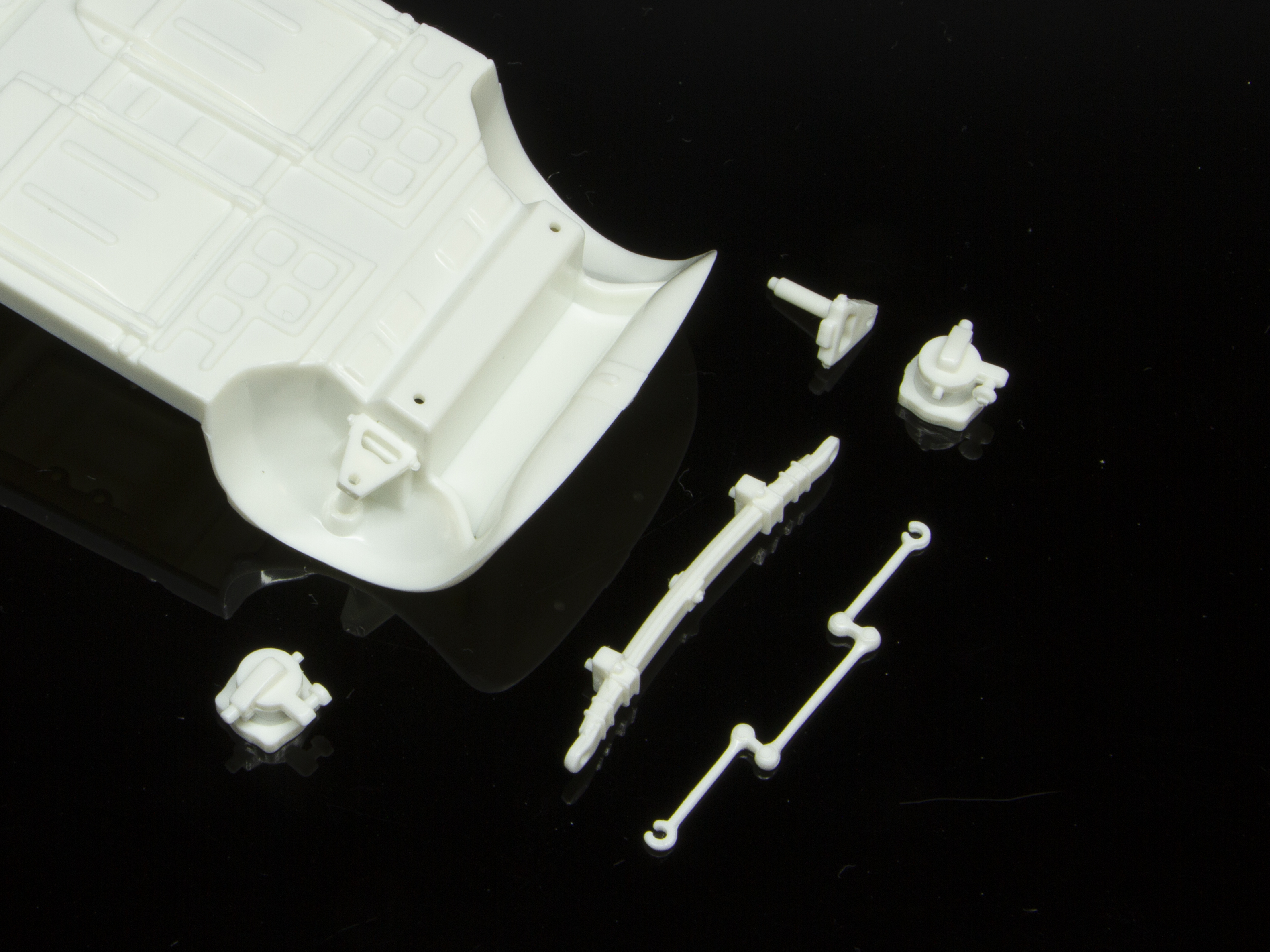 ステアリングの組み立て。完成後、実際に左右にステアリングを曲げられる