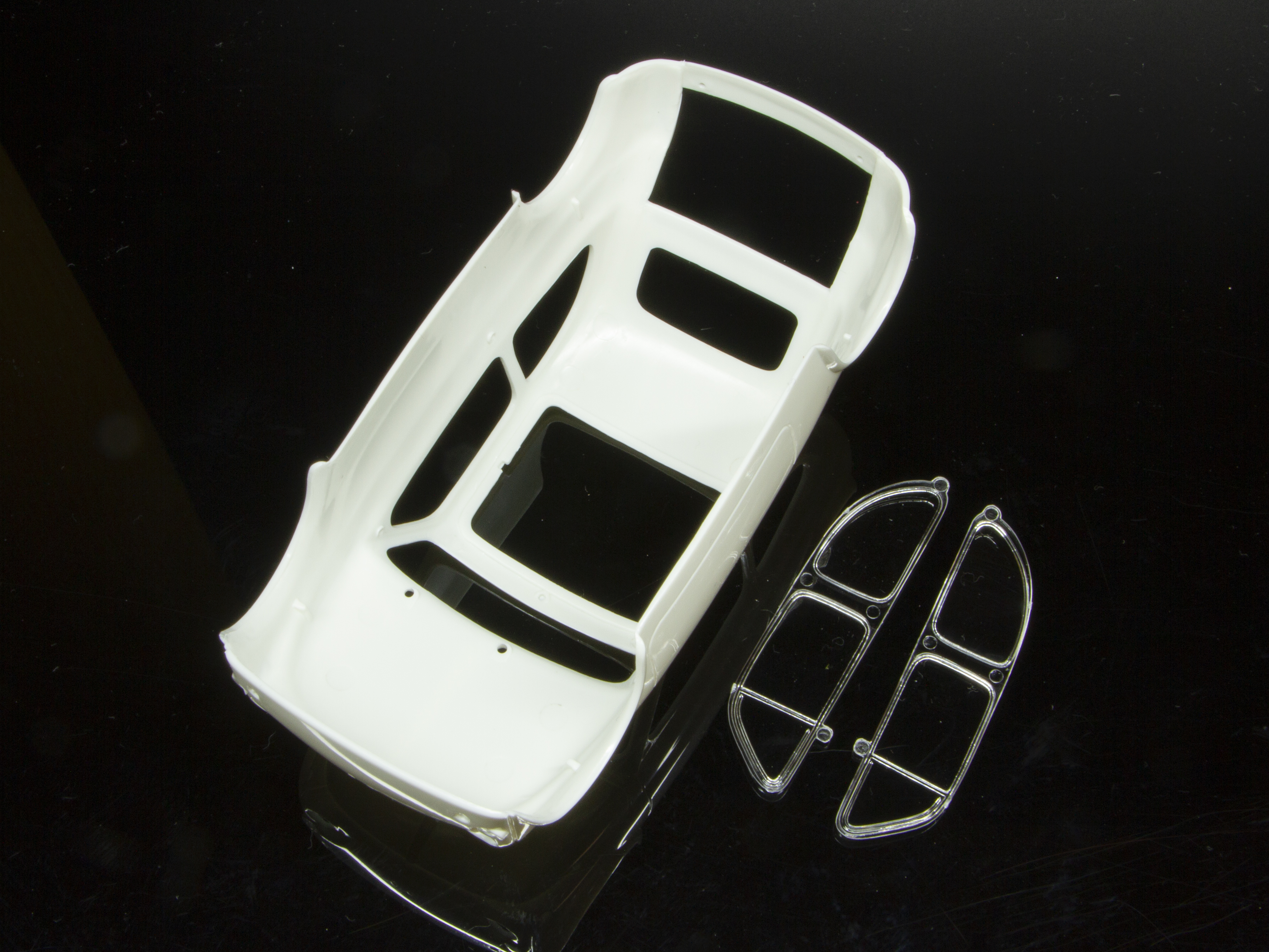 裏側からサイドウィンドウを貼り付ける