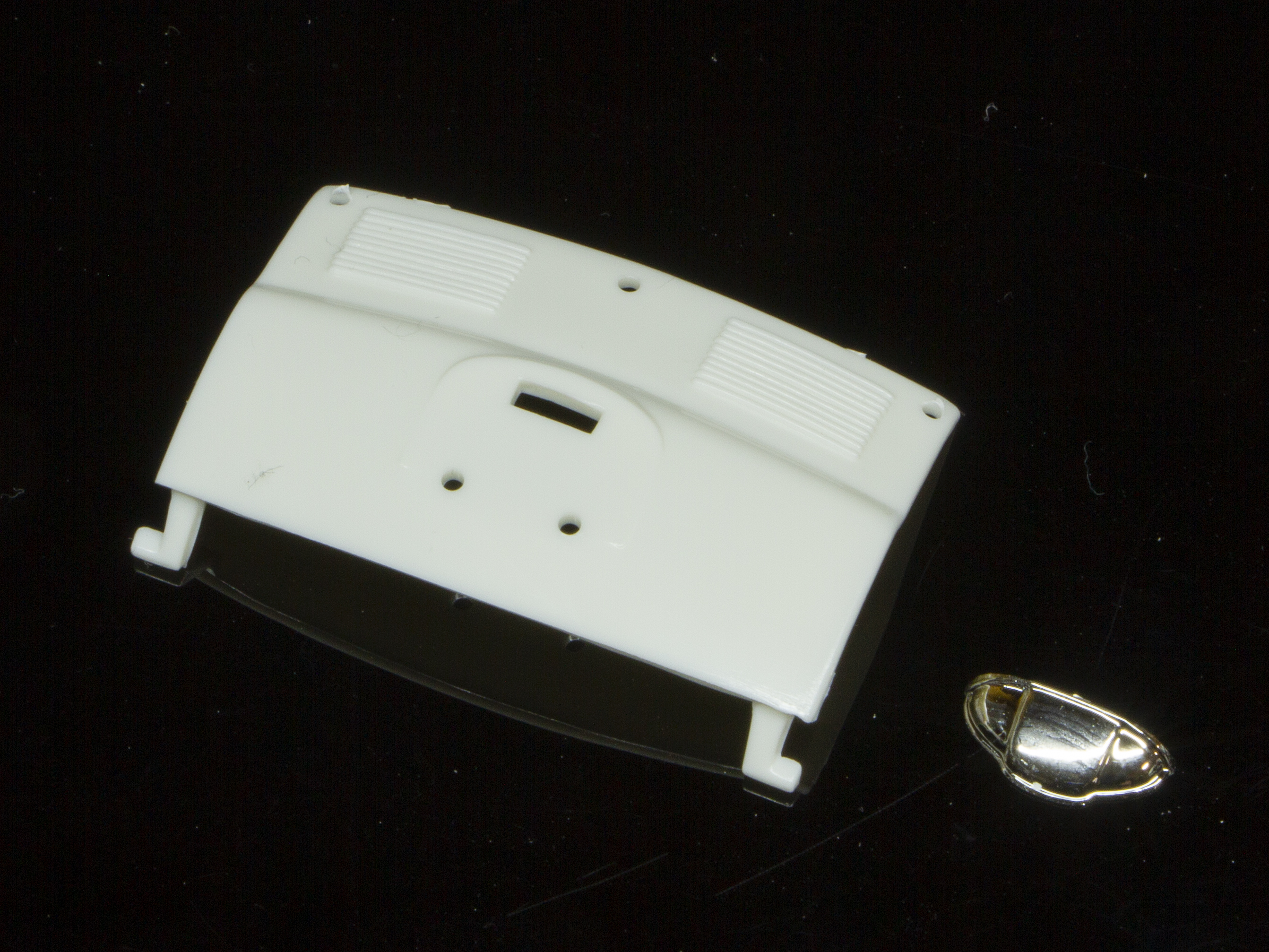 背面エンジンフードの組み立て