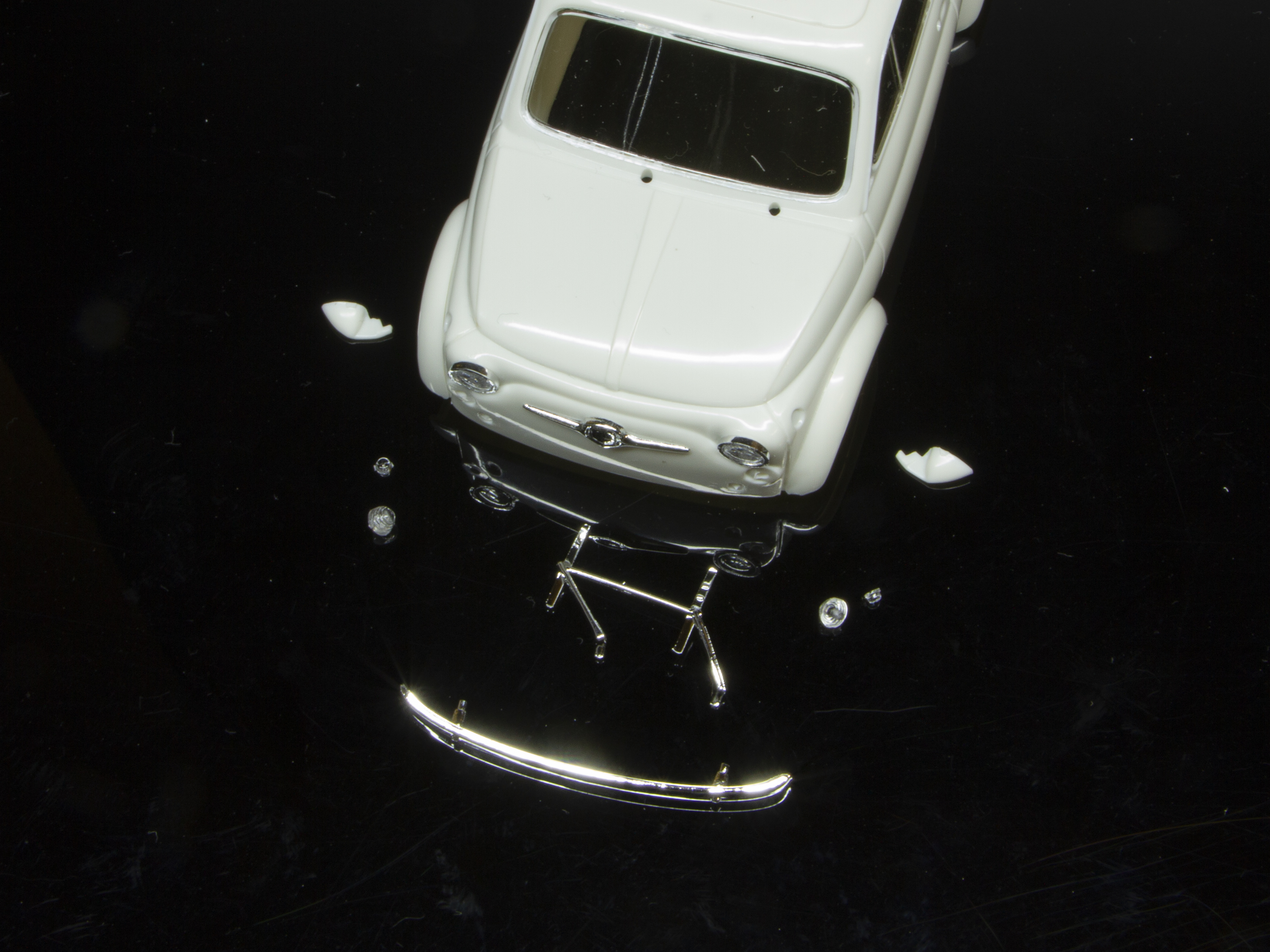 フロンドウィンドウ、バンパーなどの組み立て