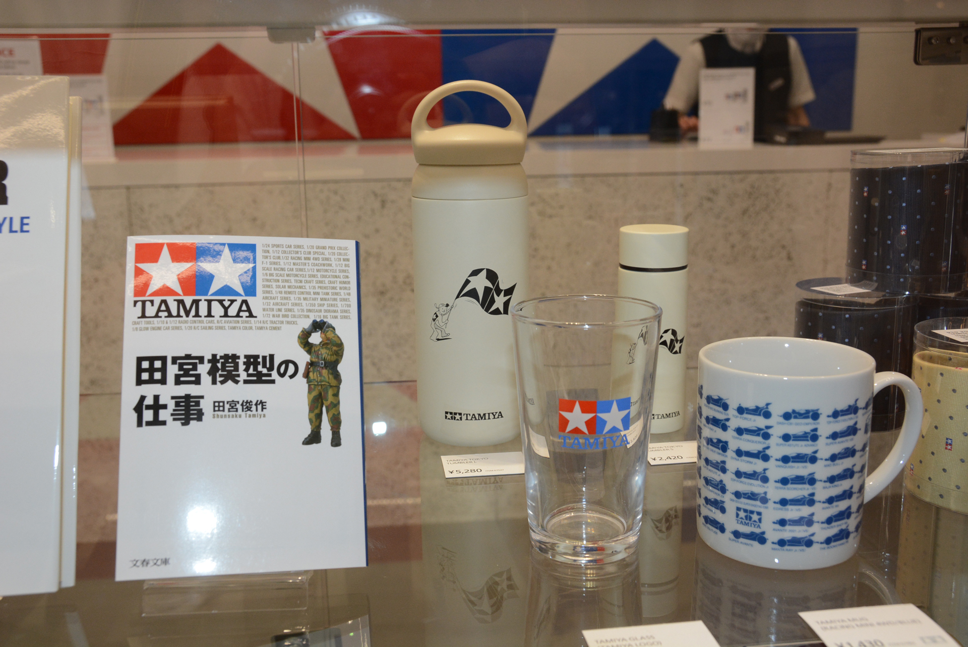 店舗にはほかにも様々なアイテムが販売されている