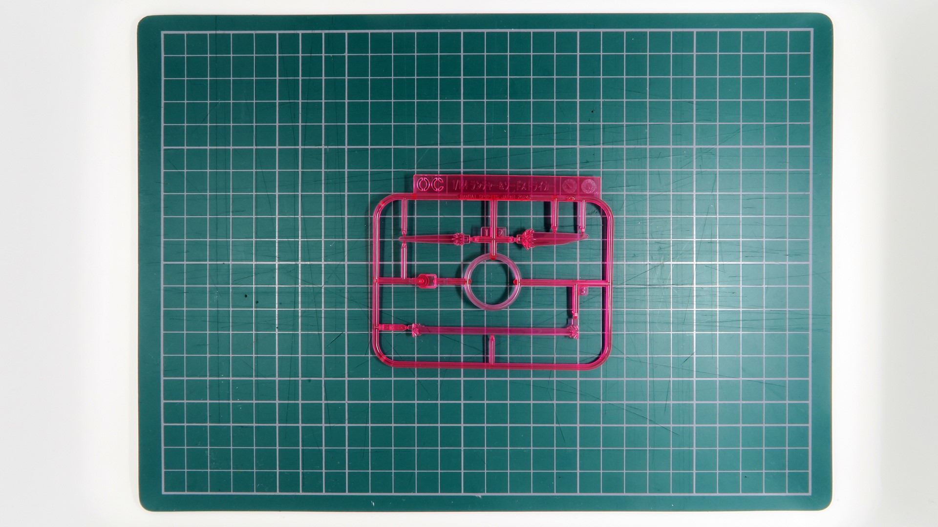 OCがビームを表現したクリアピンクのエフェクトパーツ