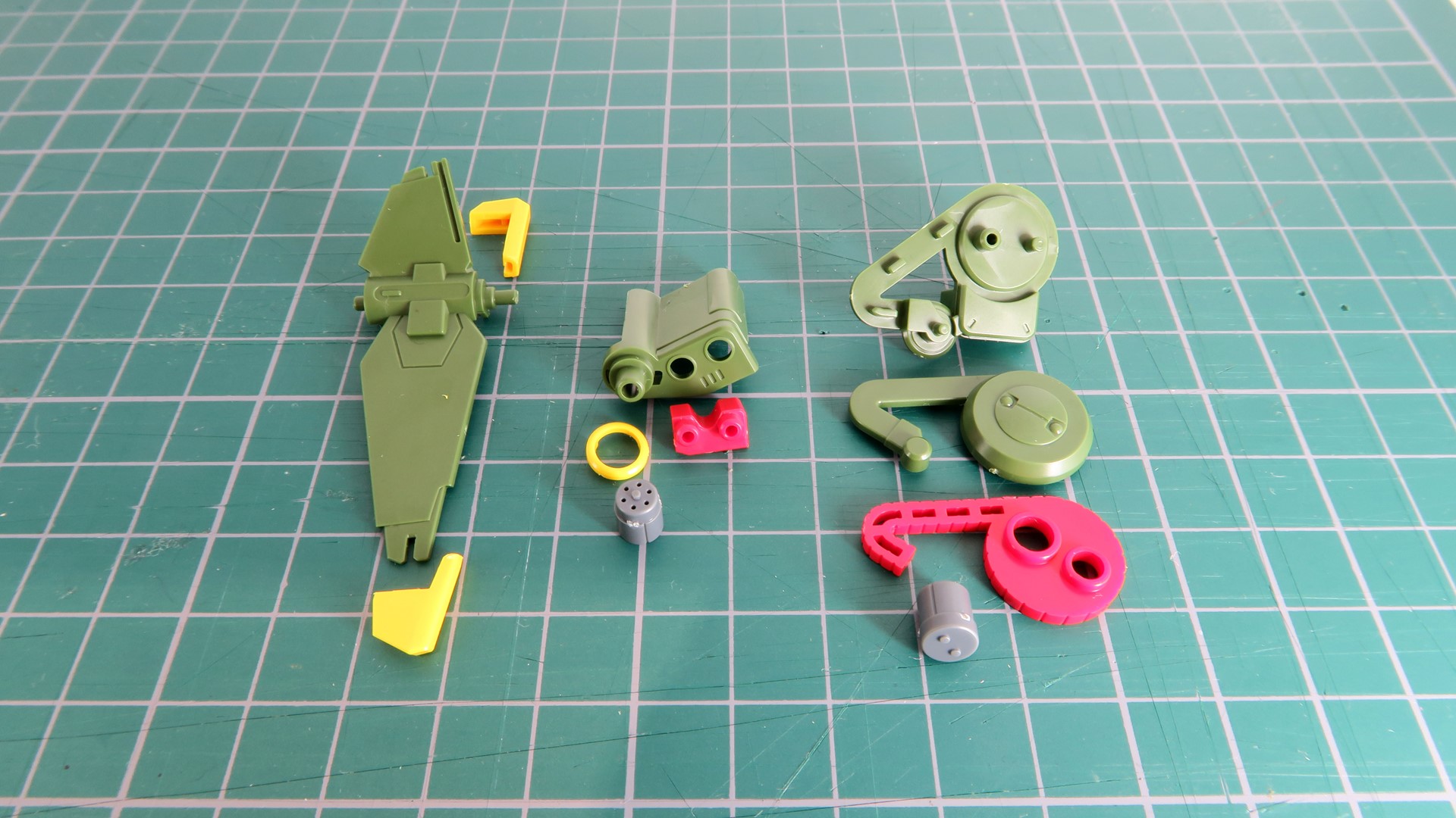 左が展開式装甲、中央が「120mm対艦バルカン砲」と「350mmガンランチャー」