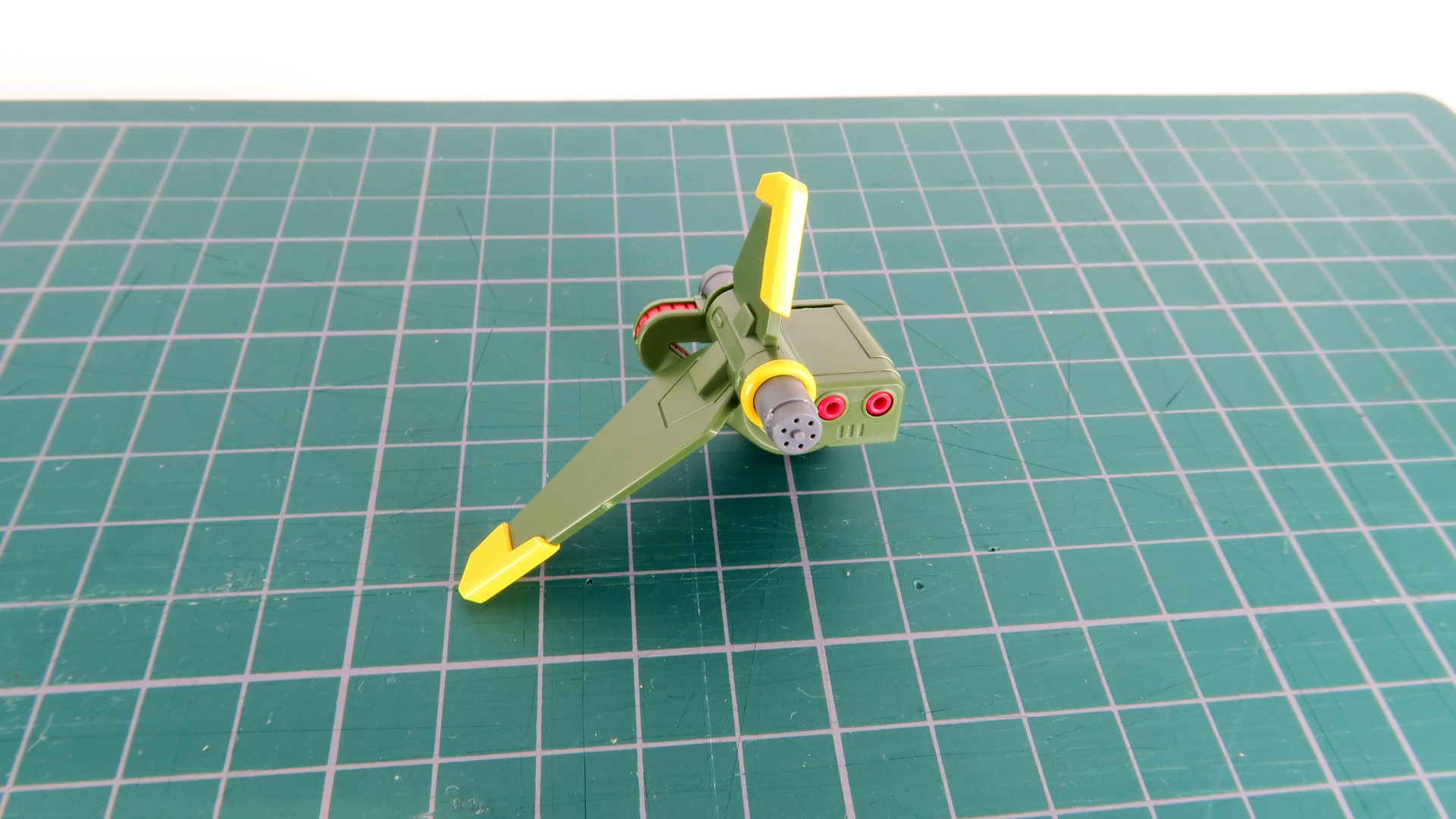 左が展開式装甲、中央が「120mm対艦バルカン砲」と「350mmガンランチャー」