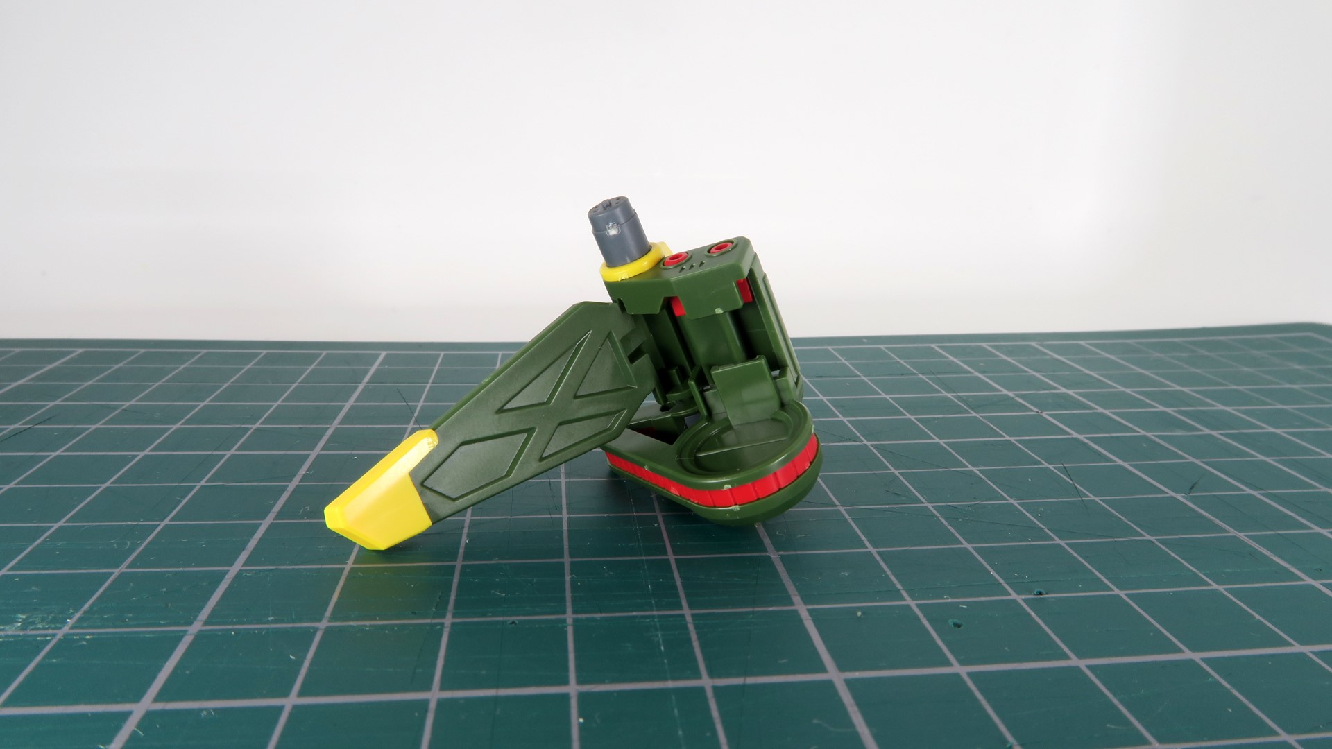 組み上げた２つのパーツをストライクガンダムの肩に挟み込むようにして取り付ける