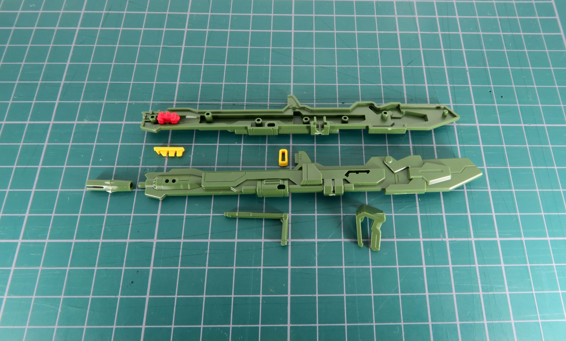 少ないパーツ構成にも関わらず、赤や黄色の細かい部分が別パーツで色分けされているので、そのまま組むだけでも見た目がしっかり再現される