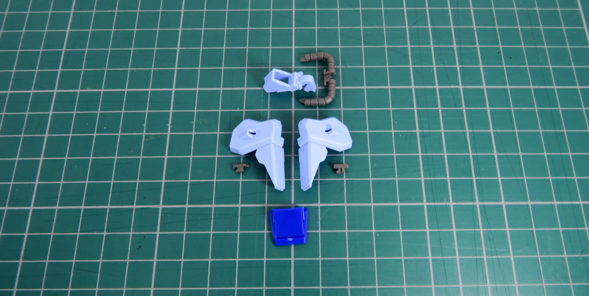 肩アーマーは5つのパーツで構成されている