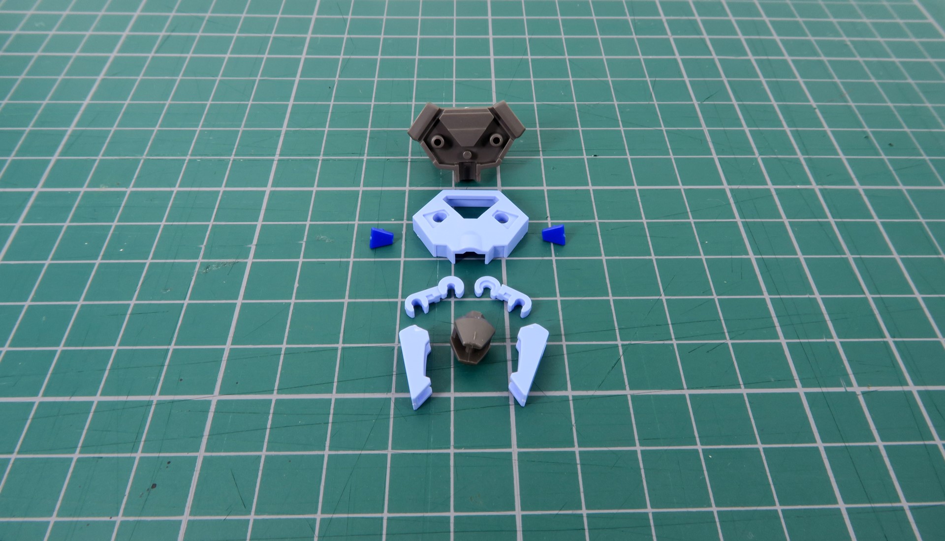 「パンツァーアイゼン」はシールドにもなる本体キャニスターとアンカー先端のクロー部分で構成されている