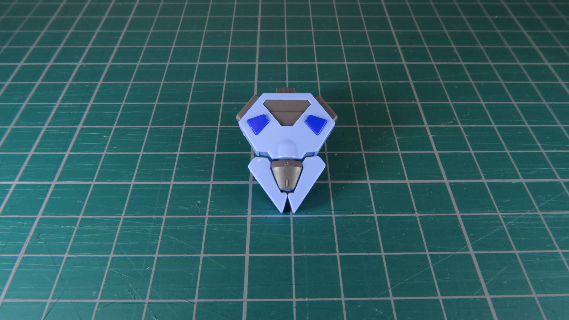 「パンツァーアイゼン」はシールドにもなる本体キャニスターとアンカー先端のクロー部分で構成されている