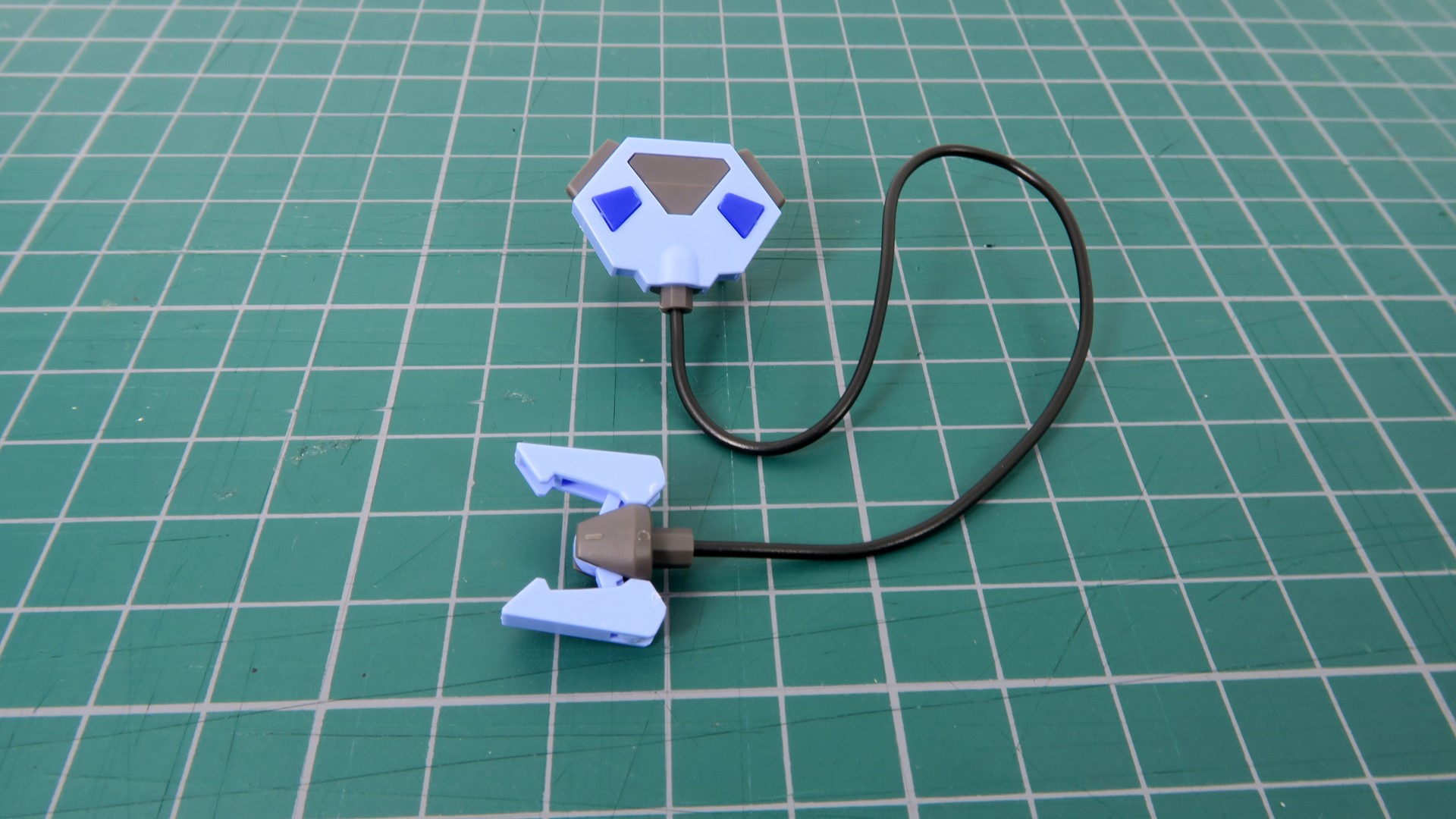 付属のリード線をキャニスターとアンカーの接続部分に差し込むことで、射出時の状態を再現できる