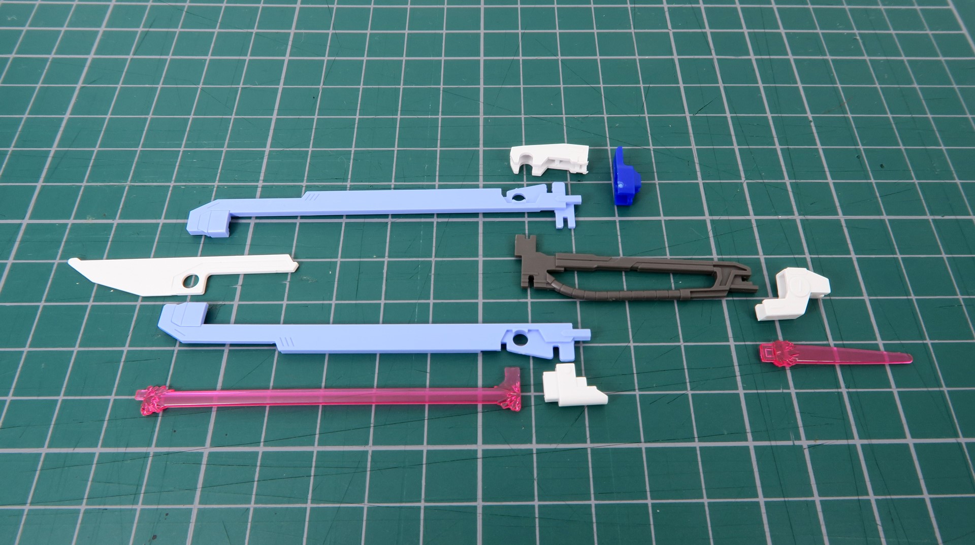 「シュベルトゲベール」は色分けされたパーツが大きく使われているので、シンプルな作りにも関わらずかなり満足度が高いパーツとなっている