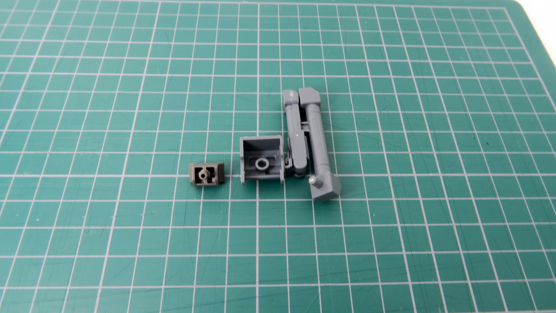 ジョイントパーツをバックパックにはめ込んで、ストライクガンダムの背部にドッキングさせる