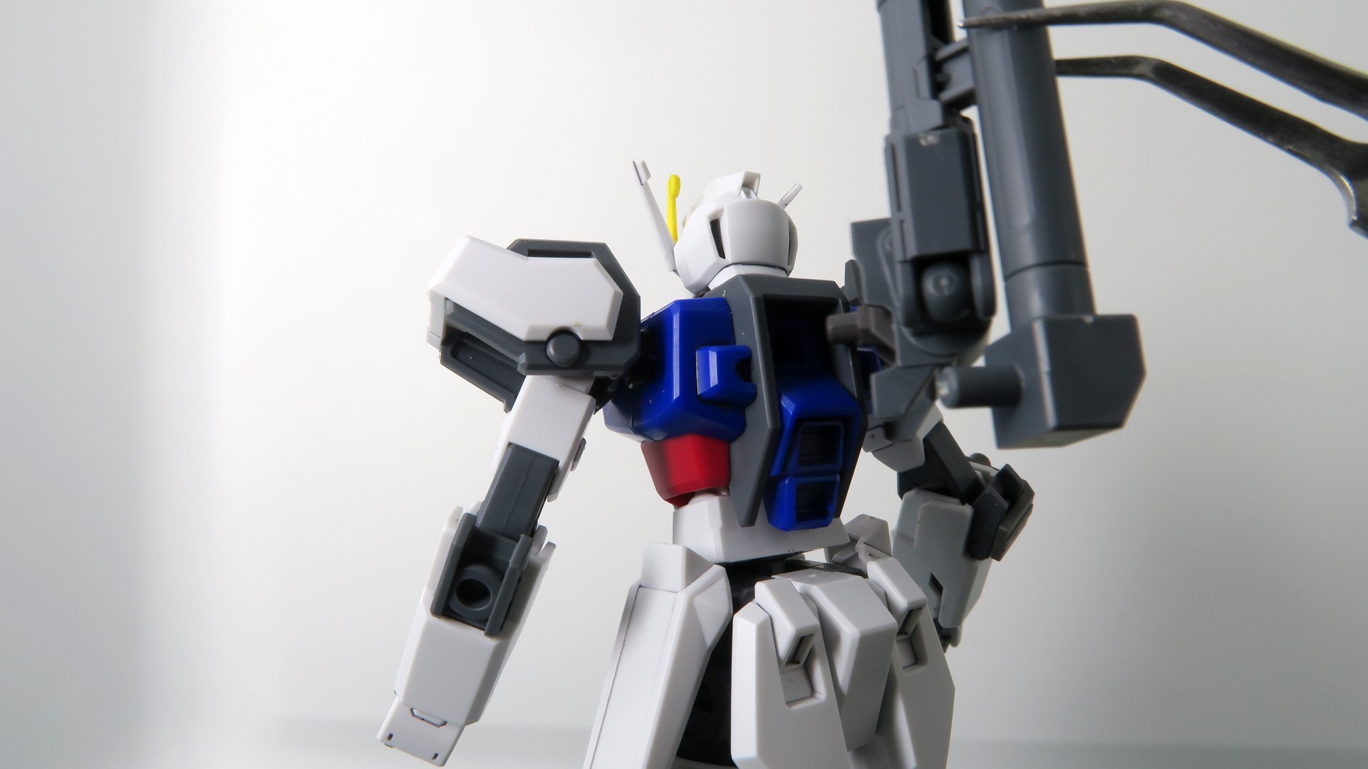 ジョイントパーツをバックパックにはめ込んで、ストライクガンダムの背部にドッキングさせる