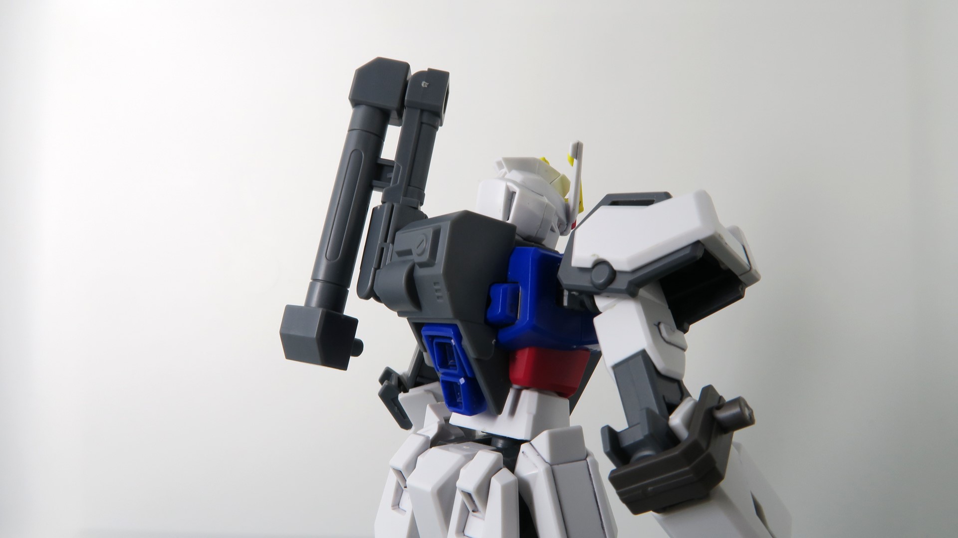 ジョイントパーツをバックパックにはめ込んで、ストライクガンダムの背部にドッキングさせる