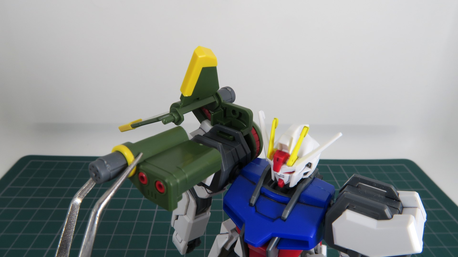 肩パーツをストライクガンダムの肩に装着する