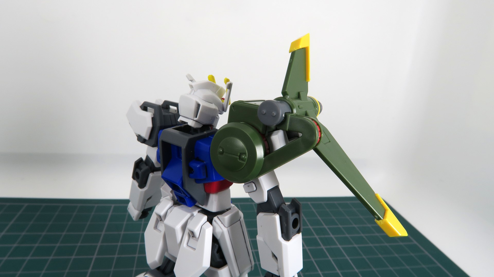 肩パーツをストライクガンダムの肩に装着する