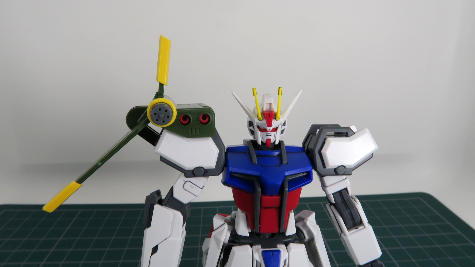 肩パーツをストライクガンダムの肩に装着する