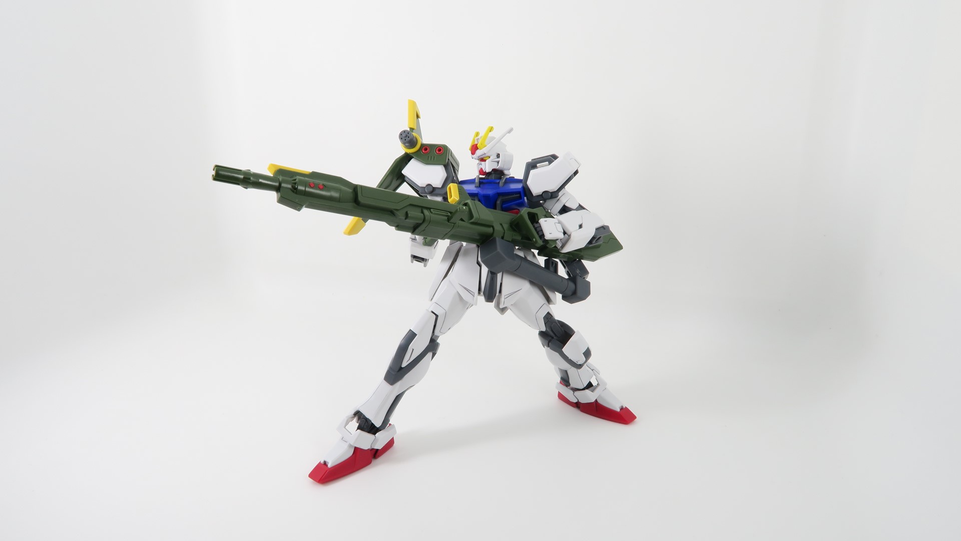 「ENTRY GRADE 1/144 ストライクガンダム」は可動域も十分広く、ランチャーストライクガンダムのアグニを脇に抱え両手で構えるポージングも難なくこなせる