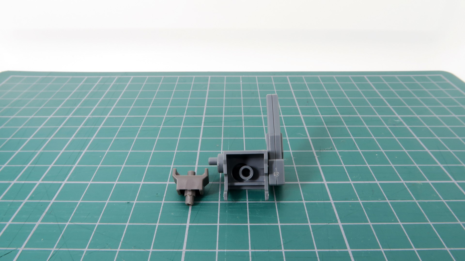 ジョイントパーツをバックパックにはめ込んで、ストライクガンダムの背部にドッキングさせる