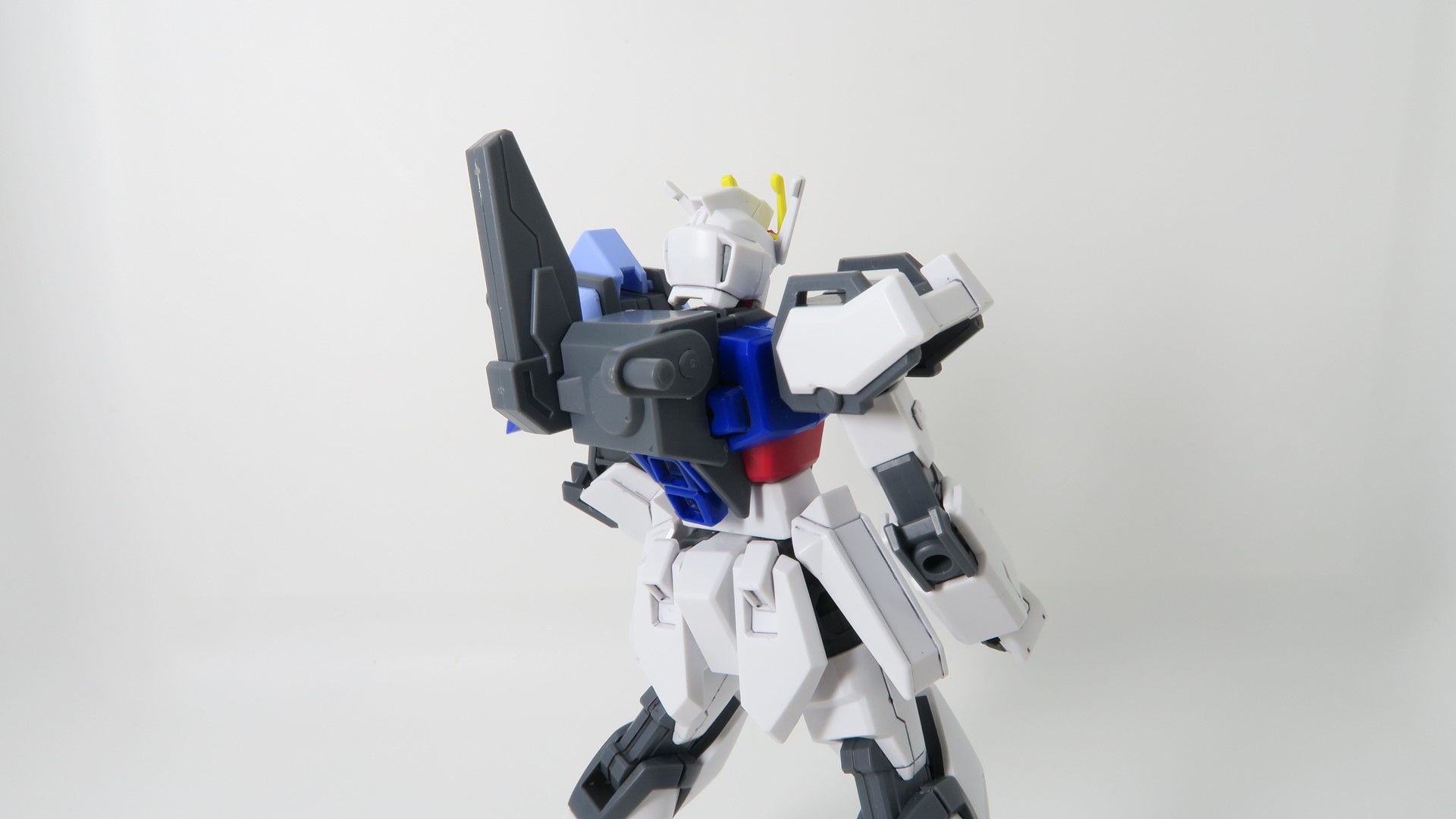 ジョイントパーツをバックパックにはめ込んで、ストライクガンダムの背部にドッキングさせる