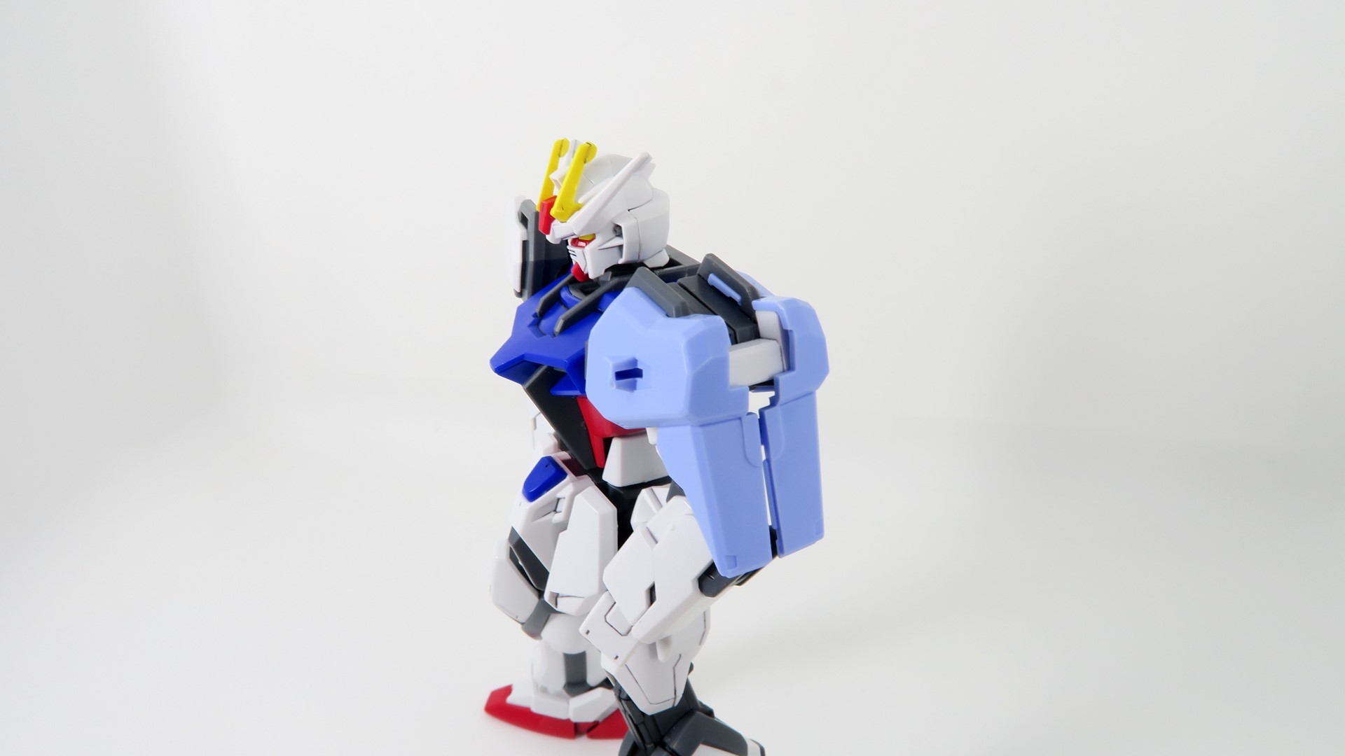 肩パーツをストライクガンダムの肩に装着したあと、パーツをはめ込んでいく