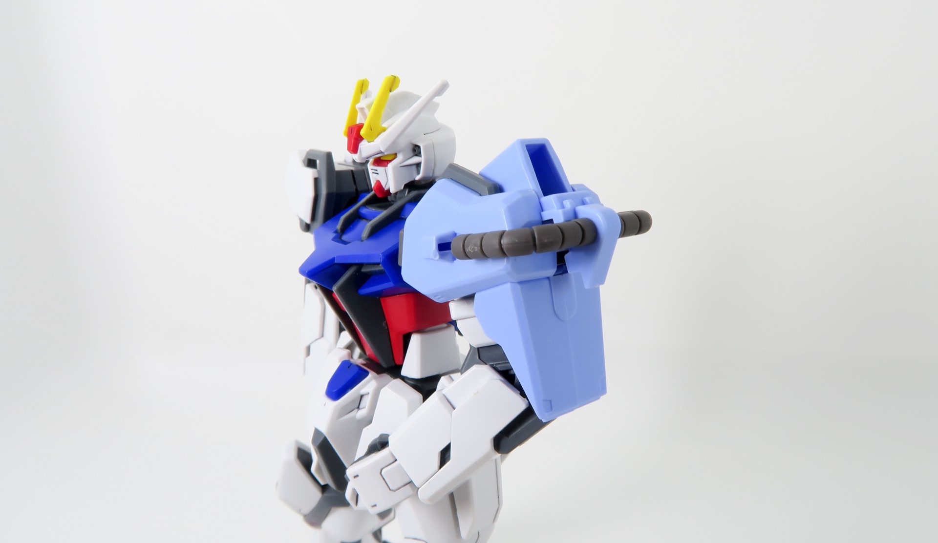 肩パーツをストライクガンダムの肩に装着したあと、パーツをはめ込んでいく