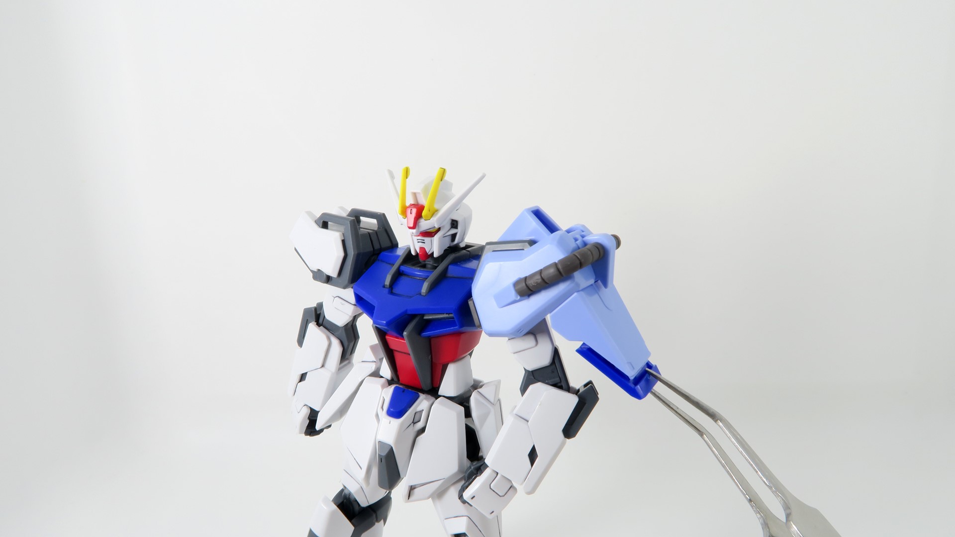 肩パーツをストライクガンダムの肩に装着したあと、パーツをはめ込んでいく