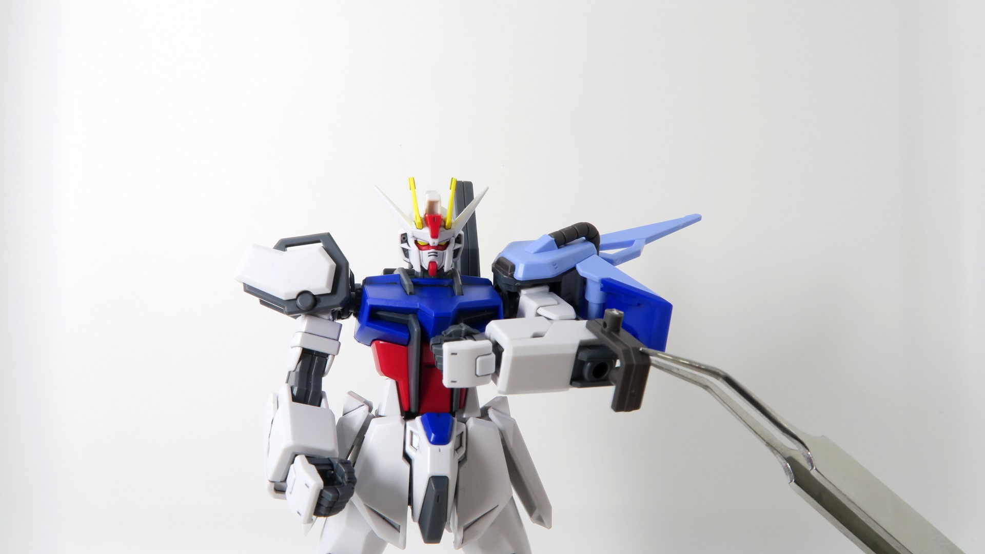 左腕の穴にパンツァーアイゼンを装着する